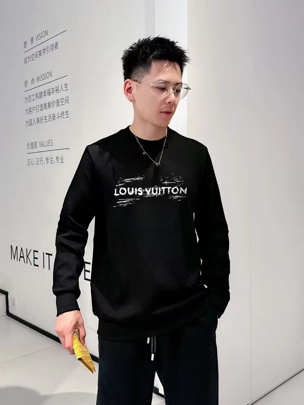 P195🔥Lv2025秋冬🔥新款圆领卫衣
颜色：黑色 白色 
尺码：M-XXXL 微阔版型
面料：360克重纯棉面料 纯棉触感 布面平整且挺括有型
P.S：松弛的微阔版型设计兼备了时尚与舒适 前后经典LOGO图案做双层异色贴布绣设计给与了款式更多的时尚潮流感 休闲穿搭的必备款

模特：身高172cm/ 体重140斤,试穿L码效果
以个人实际需求为准，此数值仅供参考