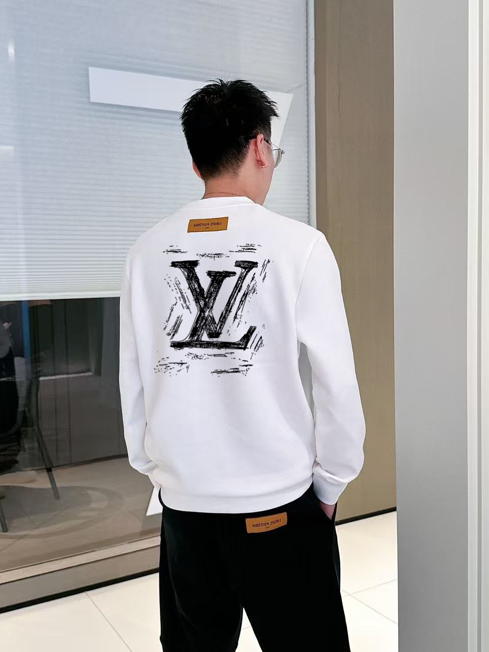 P195🔥Lv2025秋冬🔥新款圆领卫衣
颜色：黑色 白色 
尺码：M-XXXL 微阔版型
面料：360克重纯棉面料 纯棉触感 布面平整且挺括有型
P.S：松弛的微阔版型设计兼备了时尚与舒适 前后经典LOGO图案做双层异色贴布绣设计给与了款式更多的时尚潮流感 休闲穿搭的必备款

模特：身高172cm/ 体重140斤,试穿L码效果
以个人实际需求为准，此数值仅供参考