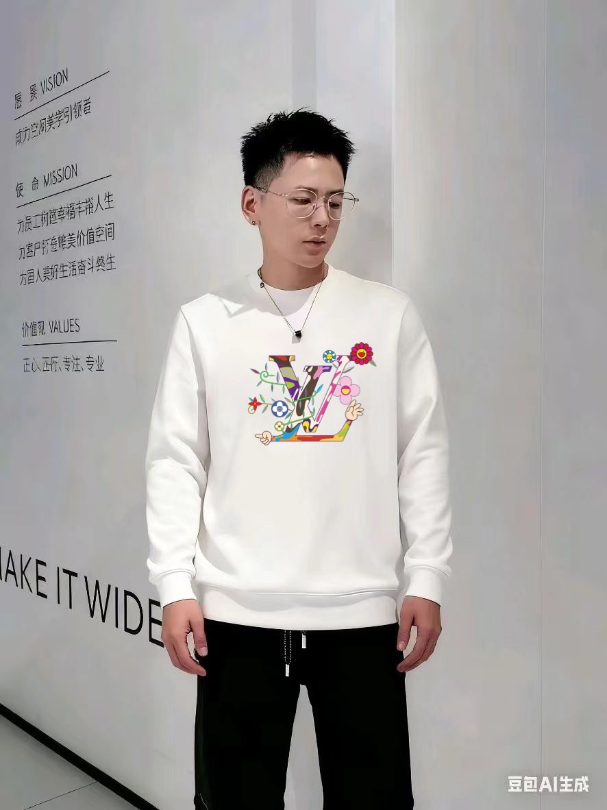 Lv2025秋冬🔥新款圆领卫衣 颜色:黑色 白色 微阔版型 面料:360克重纯棉面料 纯棉触感 布面平整且挺括有型 P.S:松弛的微阔版型设计兼备了时尚与舒适 前后经典LOGO图案做双层异色贴布绣设计给与了款式更多的时尚潮流感 休闲穿搭的必备款 模特:身高172cm/ 体重140斤,试穿L码效果 以个人实际需求为准,此数值仅供参考