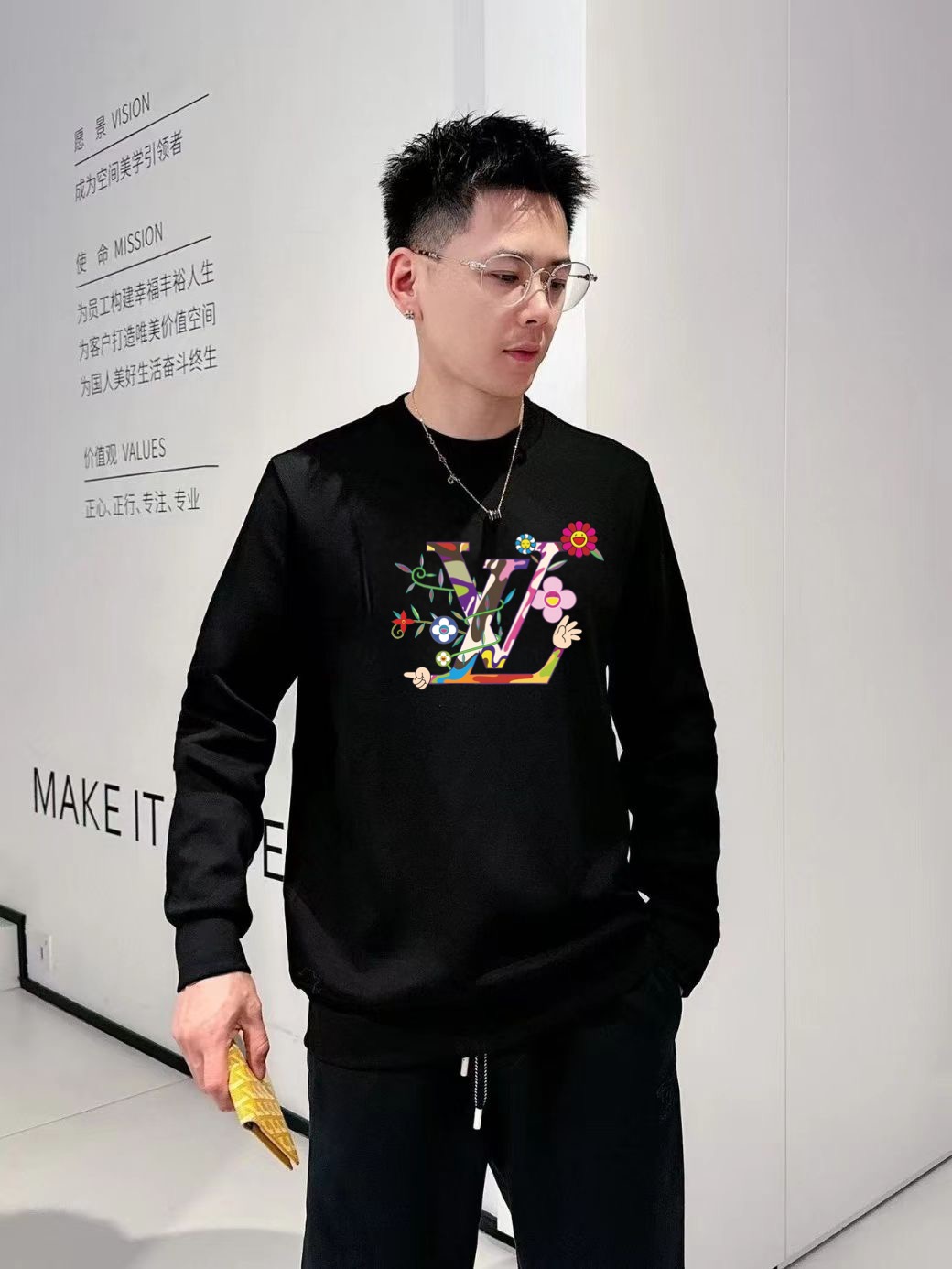 P195🔥Lv2025秋冬🔥新款圆领卫衣
颜色：黑色 白色 
尺码：M-XXXL 微阔版型
面料：360克重纯棉面料 纯棉触感 布面平整且挺括有型
P.S：松弛的微阔版型设计兼备了时尚与舒适 前后经典LOGO图案做双层异色贴布绣设计给与了款式更多的时尚潮流感 休闲穿搭的必备款

模特：身高172cm/ 体重140斤,试穿L码效果
以个人实际需求为准，此数值仅供参考