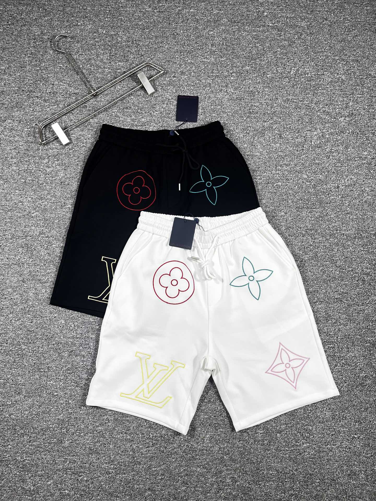 NO:913339,LV's 2026 new summer style shorts and casual pants, counter-customized fabrics with high breathability and comfort, impeccable details, brand element design concept, reflecting high quality. It feels delicate and soft!  It presents a casual cut and the upper body shape is awesome!  Size M-3XL,,louis vuitton,shorts,19860909LV‘’2026夏季新款 短裤 休闲裤,专柜定制面料 透气舒适度高,细节无可挑剔,品牌元素设计理念,体现高品质.手感细腻柔软！呈现休闲裁剪,上身版型超赞！码数M-3XL,,louis vuitton,shorts,,Men's clothing