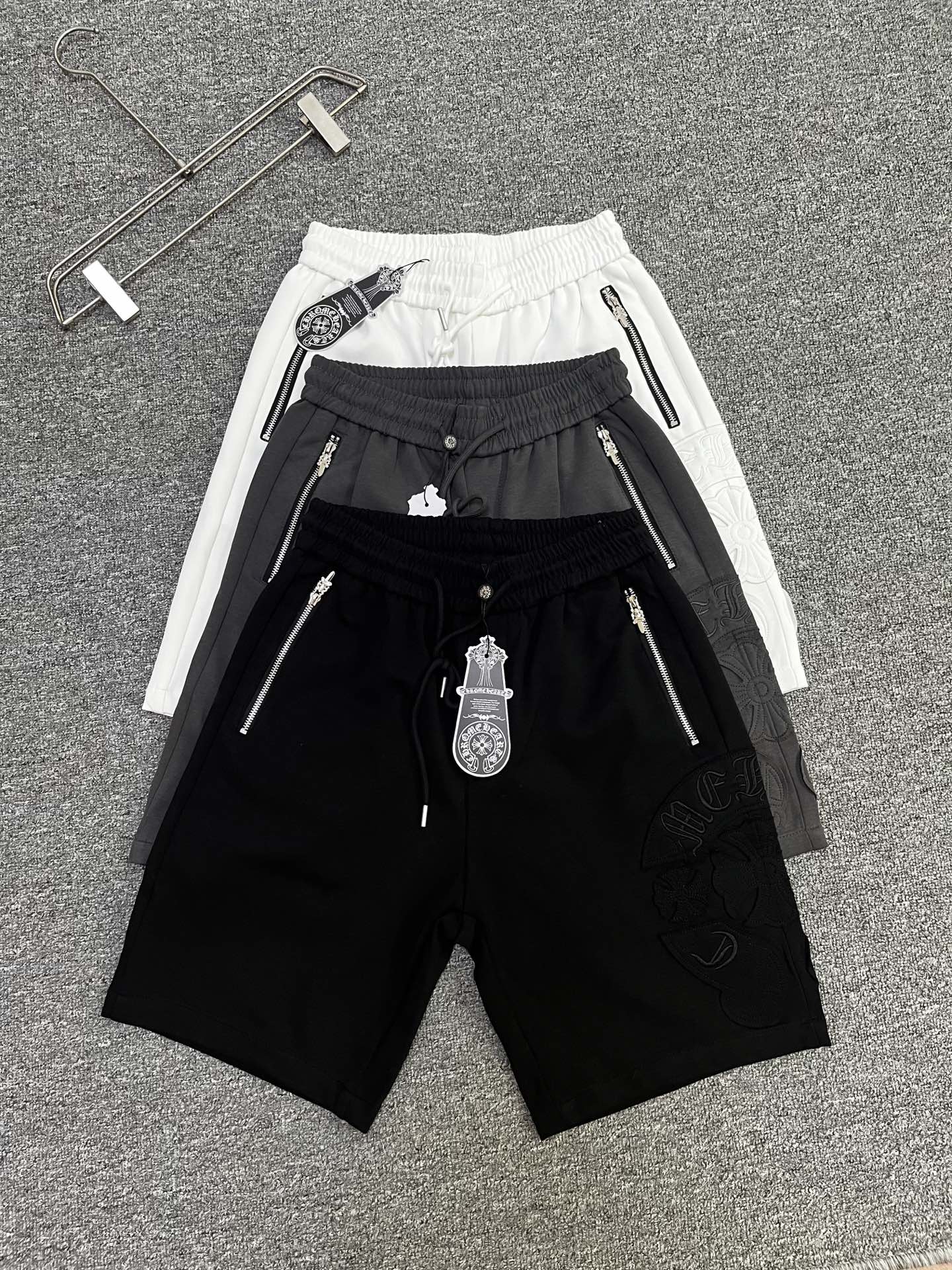 NO:913340,Crostar's 2026 new summer style shorts and casual pants, counter-customized fabrics with high breathability and comfort, impeccable details, brand element design concept, reflecting high quality. It feels delicate and soft!  It presents a casual cut and the upper body shape is awesome!  Size M-3XL,,chrome hearts,shorts,19860909克罗星‘’2026夏季新款 短裤 休闲裤,专柜定制面料 透气舒适度高,细节无可挑剔,品牌元素设计理念,体现高品质.手感细腻柔软！呈现休闲裁剪,上身版型超赞！码数M-3XL,,chrome hearts,shorts,,Men's clothing