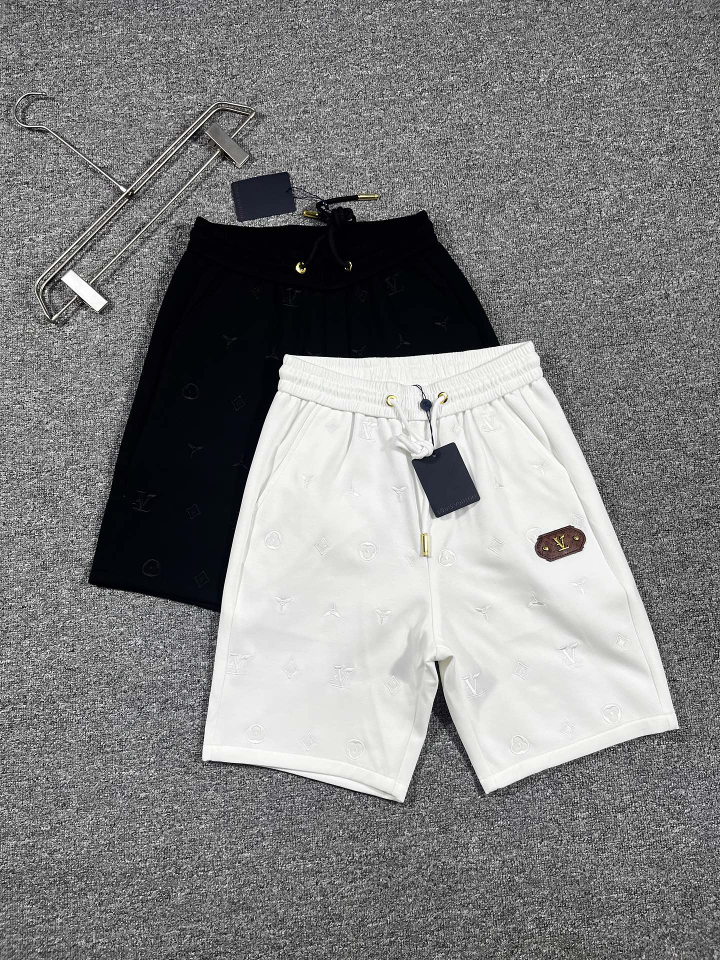 NO:913342,Lv‘’2026 new summer style shorts and casual pants, counter-customized fabrics with high breathability and comfort, impeccable details, brand element design concept, reflecting high quality. It feels delicate and soft!  It presents a casual cut and the upper body shape is awesome!  Size M-3XL,,louis vuitton,shorts,19860909Lv‘’2026夏季新款 短裤 休闲裤,专柜定制面料 透气舒适度高,细节无可挑剔,品牌元素设计理念,体现高品质.手感细腻柔软！呈现休闲裁剪,上身版型超赞！码数M-3XL,,louis vuitton,shorts,,Men's clothing