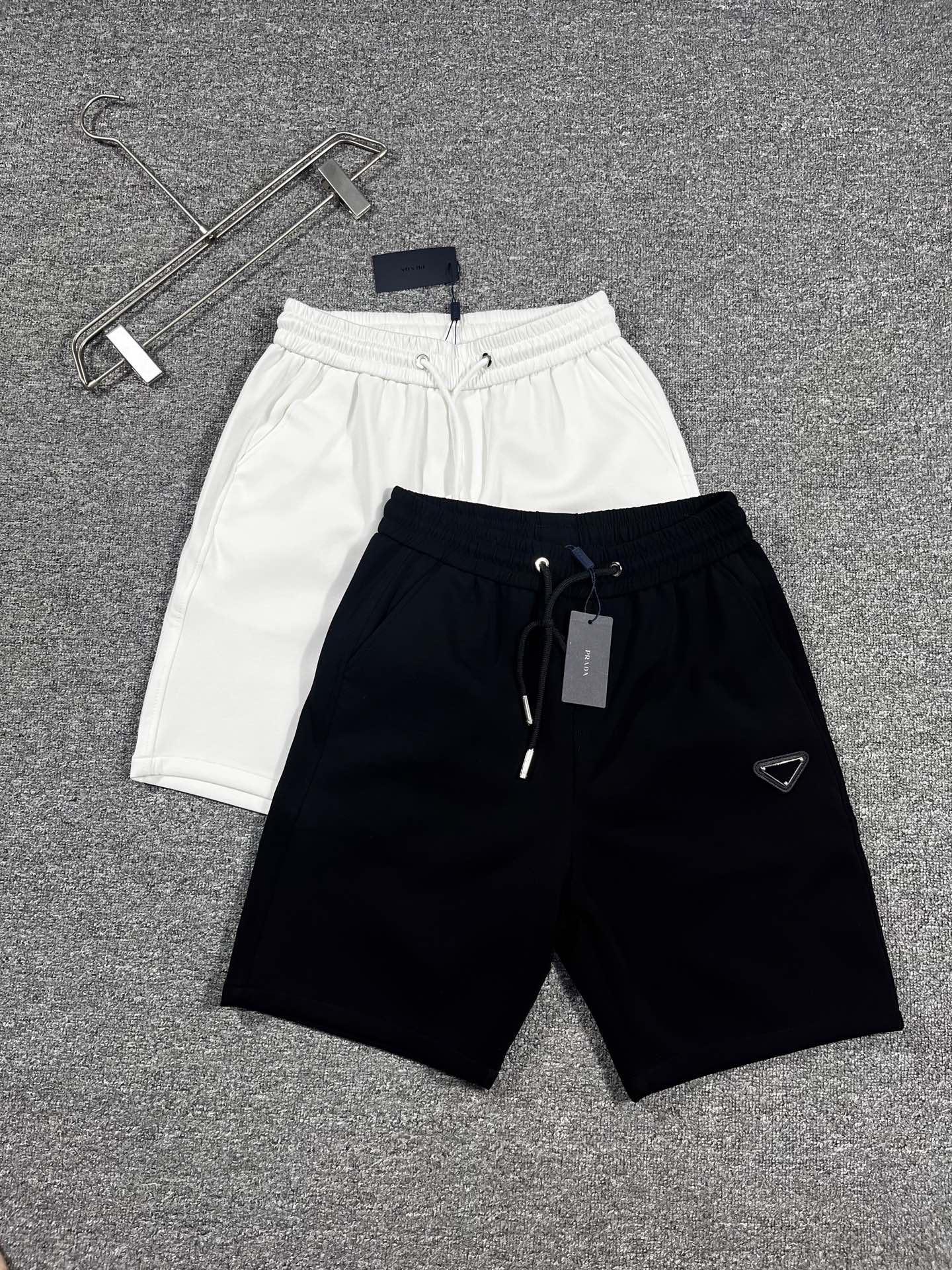 NO:913344,Prada's 2026 new summer style shorts and casual pants, counter-customized fabrics with high breathability and comfort, impeccable details, brand element design concept, reflecting high quality. It feels delicate and soft!  It presents a casual cut and the upper body shape is awesome!  Size M-3XL,,prada,shorts,19860909普拉达‘’2026夏季新款 短裤 休闲裤,专柜定制面料 透气舒适度高,细节无可挑剔,品牌元素设计理念,体现高品质.手感细腻柔软！呈现休闲裁剪,上身版型超赞！码数M-3XL,,prada,shorts,,Men's clothing
