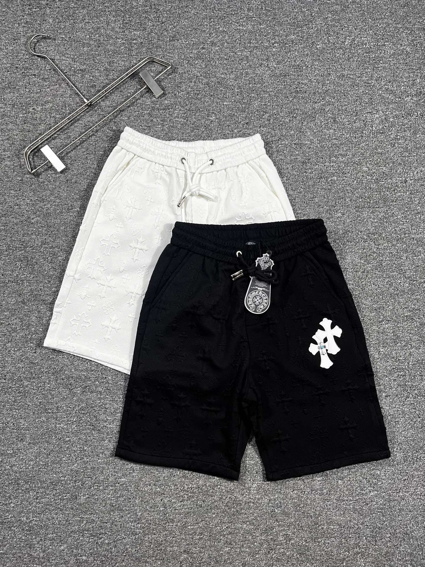 NO:913346,Cro's 2026 new summer style shorts and casual pants, counter-customized fabrics with high breathability and comfort, impeccable details, brand element design concept, reflecting high quality. It feels delicate and soft!  It presents a casual cut and the upper body shape is awesome!  Size M-3XL,,chrome hearts,shorts,19860909克罗‘’2026夏季新款 短裤 休闲裤,专柜定制面料 透气舒适度高,细节无可挑剔,品牌元素设计理念,体现高品质.手感细腻柔软！呈现休闲裁剪,上身版型超赞！码数M-3XL,,chrome hearts,shorts,,Men's clothing