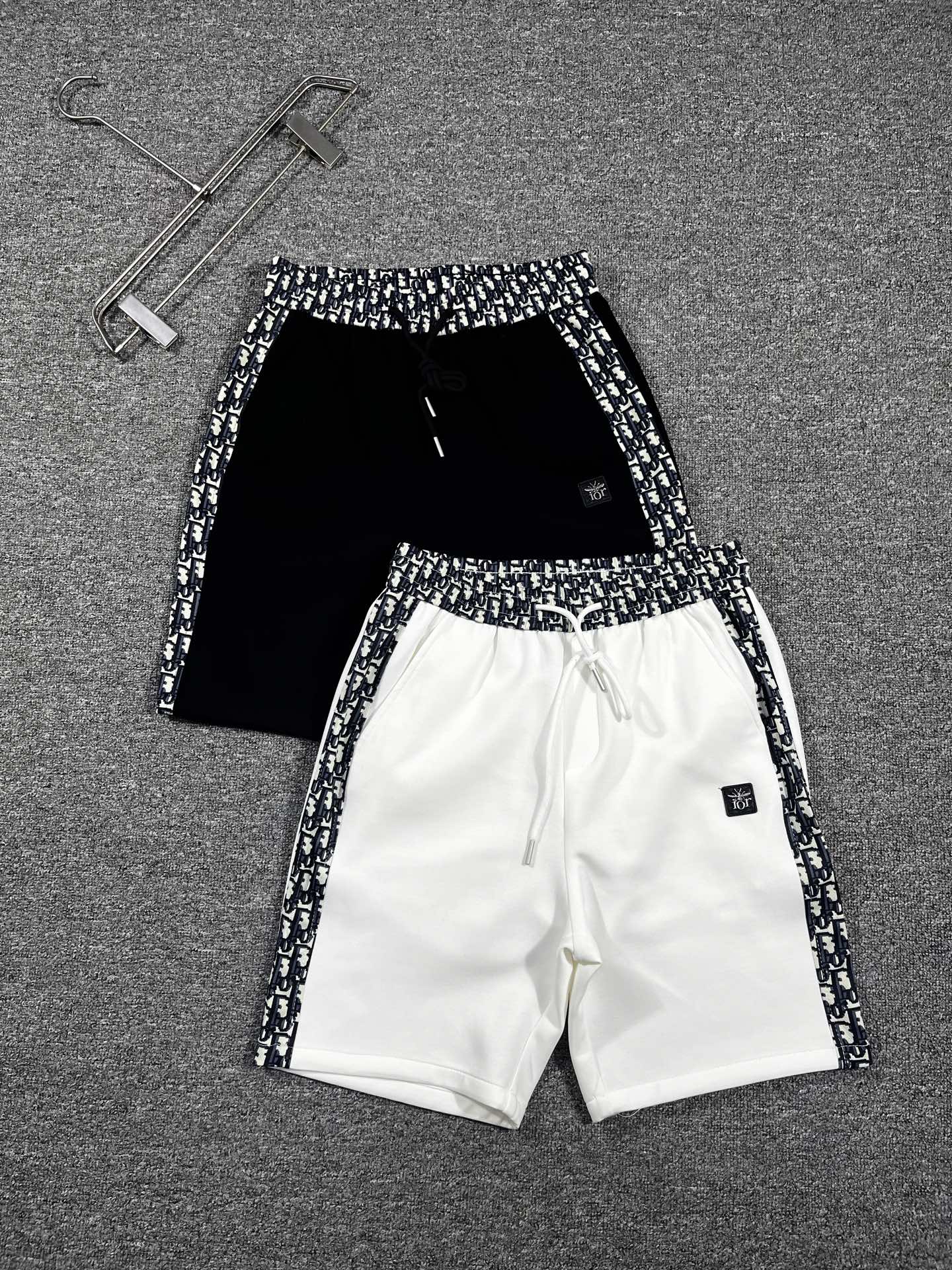 NO:913348,Dior's 2026 new summer style shorts and casual pants, counter-customized fabrics with high breathability and comfort, impeccable details, brand element design concept, reflecting high quality. It feels delicate and soft!  It presents a casual cut and the upper body shape is awesome!  Size M-3XL,,dior,shorts,19860909迪奥‘’2026夏季新款 短裤 休闲裤,专柜定制面料 透气舒适度高,细节无可挑剔,品牌元素设计理念,体现高品质.手感细腻柔软！呈现休闲裁剪,上身版型超赞！码数M-3XL,,dior,shorts,,Men's clothing