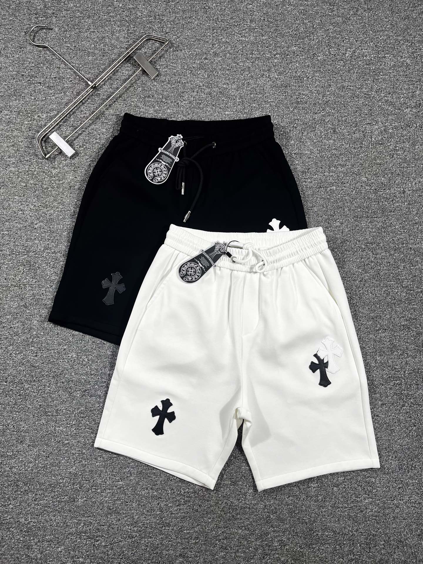 NO:913350,Crostar's 2026 new summer style shorts and casual pants, counter-customized fabrics with high breathability and comfort, impeccable details, brand element design concept, reflecting high quality. It feels delicate and soft!  It presents a casual cut and the upper body shape is awesome!  Size M-3XL,,chrome hearts,shorts,19860909克罗星‘’2026夏季新款 短裤 休闲裤,专柜定制面料 透气舒适度高,细节无可挑剔,品牌元素设计理念,体现高品质.手感细腻柔软！呈现休闲裁剪,上身版型超赞！码数M-3XL,,chrome hearts,shorts,,Men's clothing