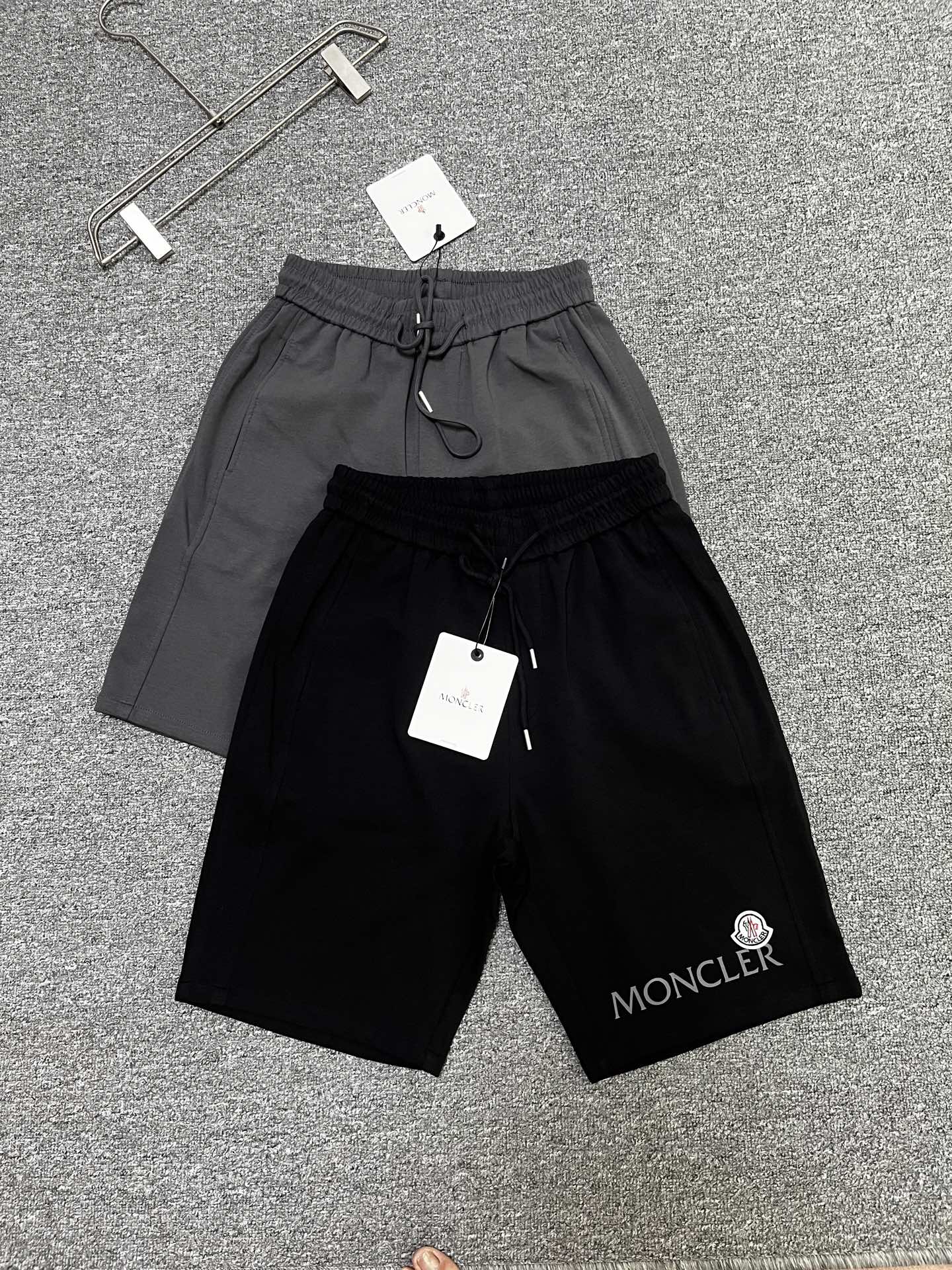 NO:913352,Mengkou's 2026 new summer style shorts and casual pants, counter-customized fabrics with high breathability and comfort, impeccable details, brand element design concept, reflecting high quality. It feels delicate and soft!  It presents a casual cut and the upper body shape is awesome!  Size M-3XL,,Moncler,shorts,19860909蒙口‘’2026夏季新款 短裤 休闲裤,专柜定制面料 透气舒适度高,细节无可挑剔,品牌元素设计理念,体现高品质.手感细腻柔软！呈现休闲裁剪,上身版型超赞！码数M-3XL,,Moncler,shorts,,Men's clothing