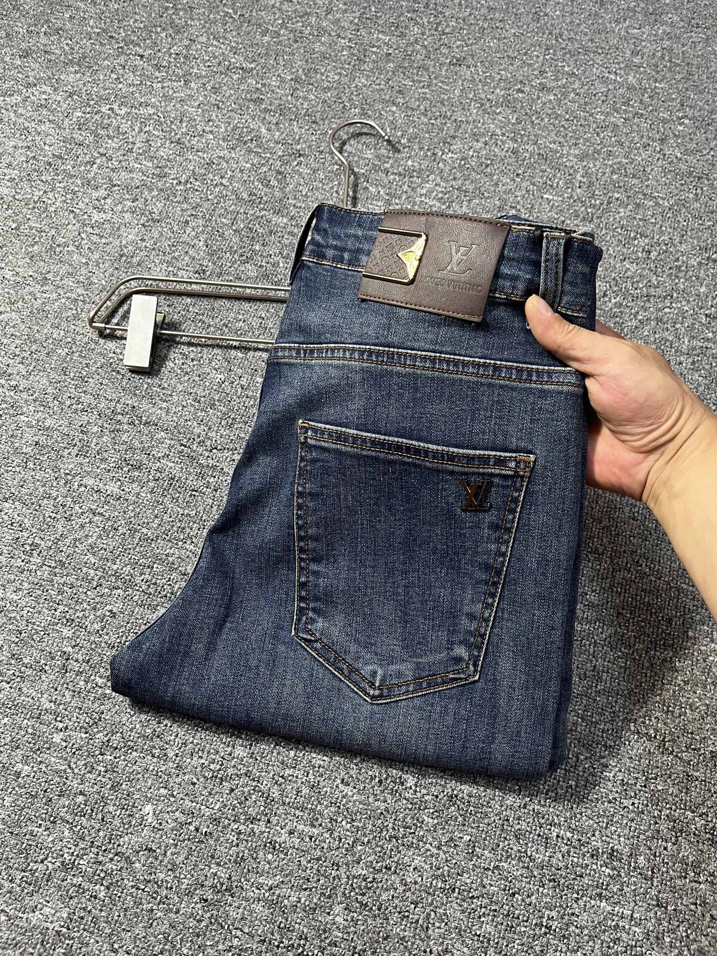 NO:916164,Lv 2026 early autumn new style men's jeans original factory original cloth original wash water!  Imported original washed elastic fabric, complicated handicraft superposition, any washing process will turn into a completely different color effect if you stay for a few seconds longer, so it is more precious, especially durable and taste-resistant... Use the best elastic texture of tannin, genuine leather labels, high-end metal accessories... to create a unique and original jeans style!  Original hardware accessories, super correct fit, comfortable and breathable, extremely high grade, counter quality, handsome upper body. Size 29-38, no 37,, louis vuitton, jeans,19860909Lv 2026早秋新款 男士牛仔裤原厂原布原洗水！进口原版水洗弹力面料,复杂的手工艺叠加,任何一个洗水环节多停留几秒都会变成完全不一样的颜色效果,所以越加珍贵,特别持久、耐味…… 选用上乘的丹宁弹力质感,真皮皮牌、高定的金属辅料……打造出独特及原创的牛仔裤款型！原版五金辅料,版型超正,舒适透气,档次极高,专柜品质,上身帅气十足. 码数29-38,无 37,,louis vuitton,jeans,,Men's clothing