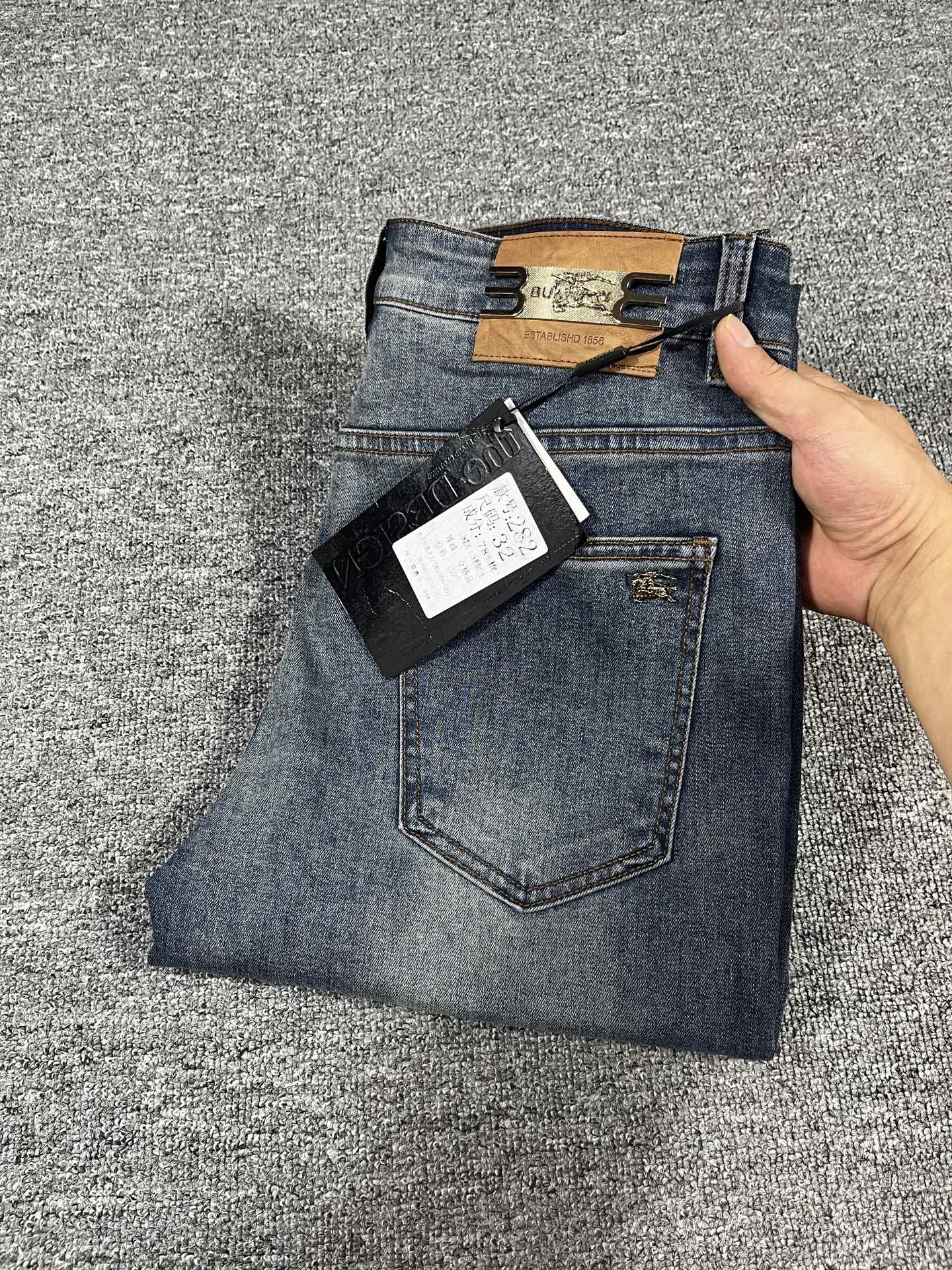 NO:916161,Burberry 2026 Early Autumn New Men's Jeans Original Factory Original Fabric Original Wash!  Imported original washed elastic fabric, complicated handicraft superposition, any washing process will turn into a completely different color effect if you stay for a few seconds longer, so it is more precious, especially durable and taste-resistant... Use the best elastic texture of tannin, genuine leather labels, high-end metal accessories... to create a unique and original jeans style!  Original hardware accessories, super correct fit, comfortable and breathable, extremely high grade, counter quality, handsome upper body. Size 29-38, no 37, burberry, jeans,19860909巴宝利 2026早秋新款 男士牛仔裤原厂原布原洗水！进口原版水洗弹力面料,复杂的手工艺叠加,任何一个洗水环节多停留几秒都会变成完全不一样的颜色效果,所以越加珍贵,特别持久、耐味…… 选用上乘的丹宁弹力质感,真皮皮牌、高定的金属辅料……打造出独特及原创的牛仔裤款型！原版五金辅料,版型超正,舒适透气,档次极高,专柜品质,上身帅气十足. 码数29-38,无 37,,burberry,jeans,,Men's clothing