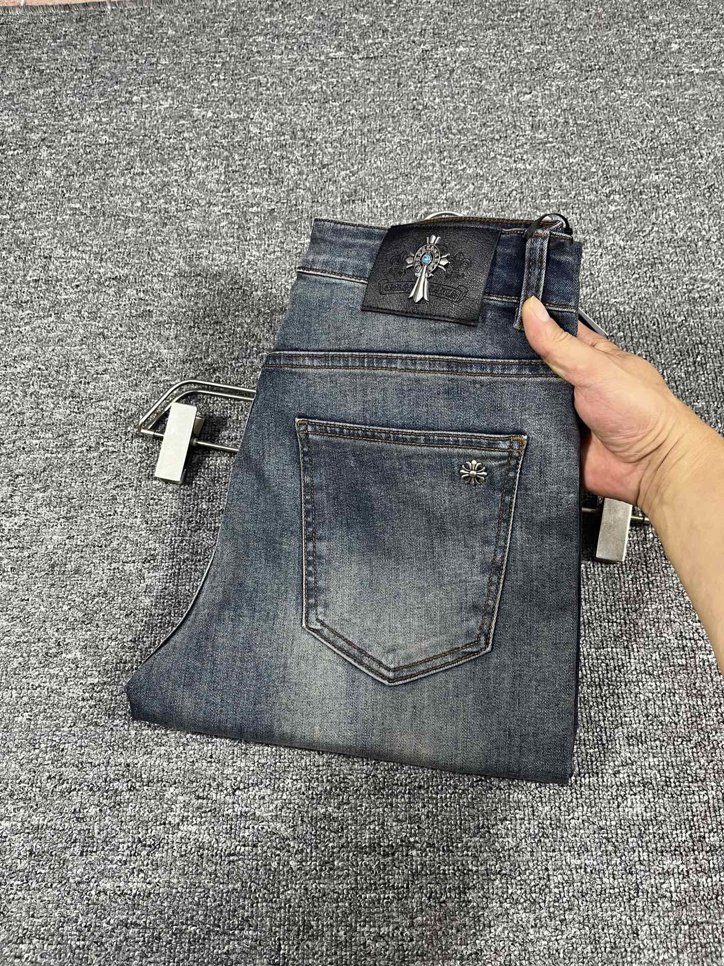 NO:916158,Croxin 2026 Early Autumn New Men's Jeans Original Factory Original Fabric Original Washing Water!  Imported original washed elastic fabric, complicated handicraft superposition, any washing process will turn into a completely different color effect if you stay for a few seconds longer, so it is more precious, especially durable and taste-resistant... Use the best elastic texture of tannin, genuine leather labels, high-end metal accessories... to create a unique and original jeans style!  Original hardware accessories, super correct fit, comfortable and breathable, extremely high grade, counter quality, handsome upper body. Code number 29-38, no 37, chrome hearts, jeans,19860909克罗心 2026早秋新款 男士牛仔裤原厂原布原洗水！进口原版水洗弹力面料,复杂的手工艺叠加,任何一个洗水环节多停留几秒都会变成完全不一样的颜色效果,所以越加珍贵,特别持久、耐味…… 选用上乘的丹宁弹力质感,真皮皮牌、高定的金属辅料……打造出独特及原创的牛仔裤款型！原版五金辅料,版型超正,舒适透气,档次极高,专柜品质,上身帅气十足. 码数29-38,无 37,,chrome hearts,jeans,,Men's clothing