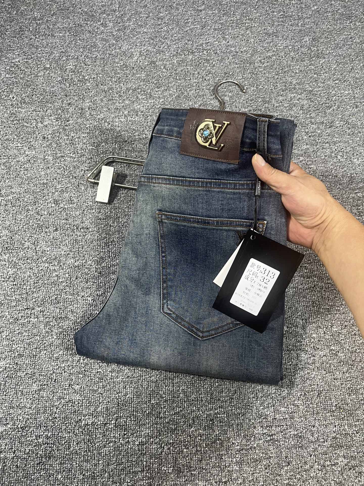 NO:916155,Lv 2026 early autumn new style men's jeans original factory original cloth original wash water!  Imported original washed elastic fabric, complicated handicraft superposition, any washing process will turn into a completely different color effect if you stay for a few seconds longer, so it is more precious, especially durable and taste-resistant... Use the best elastic texture of tannin, genuine leather labels, high-end metal accessories... to create a unique and original jeans style!  Original hardware accessories, super correct fit, comfortable and breathable, extremely high grade, counter quality, handsome upper body. Size 29-38, no 37,, louis vuitton, jeans,19860909Lv 2026早秋新款 男士牛仔裤原厂原布原洗水！进口原版水洗弹力面料,复杂的手工艺叠加,任何一个洗水环节多停留几秒都会变成完全不一样的颜色效果,所以越加珍贵,特别持久、耐味…… 选用上乘的丹宁弹力质感,真皮皮牌、高定的金属辅料……打造出独特及原创的牛仔裤款型！原版五金辅料,版型超正,舒适透气,档次极高,专柜品质,上身帅气十足. 码数29-38,无 37,,louis vuitton,jeans,,Men's clothing