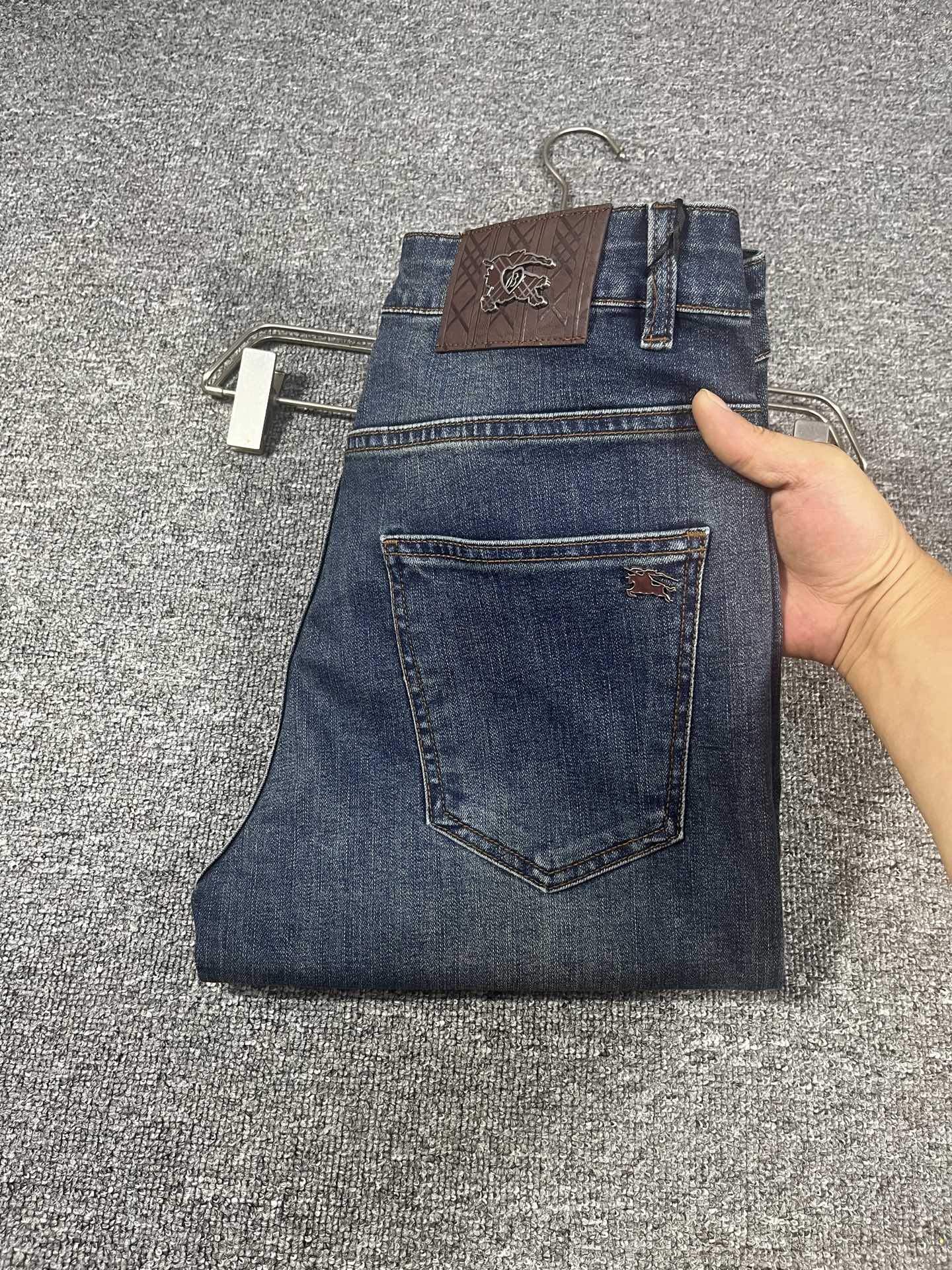 NO:916152,Burberry 2026 Early Autumn New Men's Jeans Original Factory Original Fabric Original Wash!  Imported original washed elastic fabric, complicated handicraft superposition, any washing process will turn into a completely different color effect if you stay for a few seconds longer, so it is more precious, especially durable and taste-resistant... Use the best elastic texture of tannin, genuine leather labels, high-end metal accessories... to create a unique and original jeans style!  Original hardware accessories, super correct fit, comfortable and breathable, extremely high grade, counter quality, handsome upper body. Size 29-38, no 37, burberry, jeans,19860909巴宝利 2026早秋新款 男士牛仔裤原厂原布原洗水！进口原版水洗弹力面料,复杂的手工艺叠加,任何一个洗水环节多停留几秒都会变成完全不一样的颜色效果,所以越加珍贵,特别持久、耐味…… 选用上乘的丹宁弹力质感,真皮皮牌、高定的金属辅料……打造出独特及原创的牛仔裤款型！原版五金辅料,版型超正,舒适透气,档次极高,专柜品质,上身帅气十足. 码数29-38,无 37,,burberry,jeans,,Men's clothing