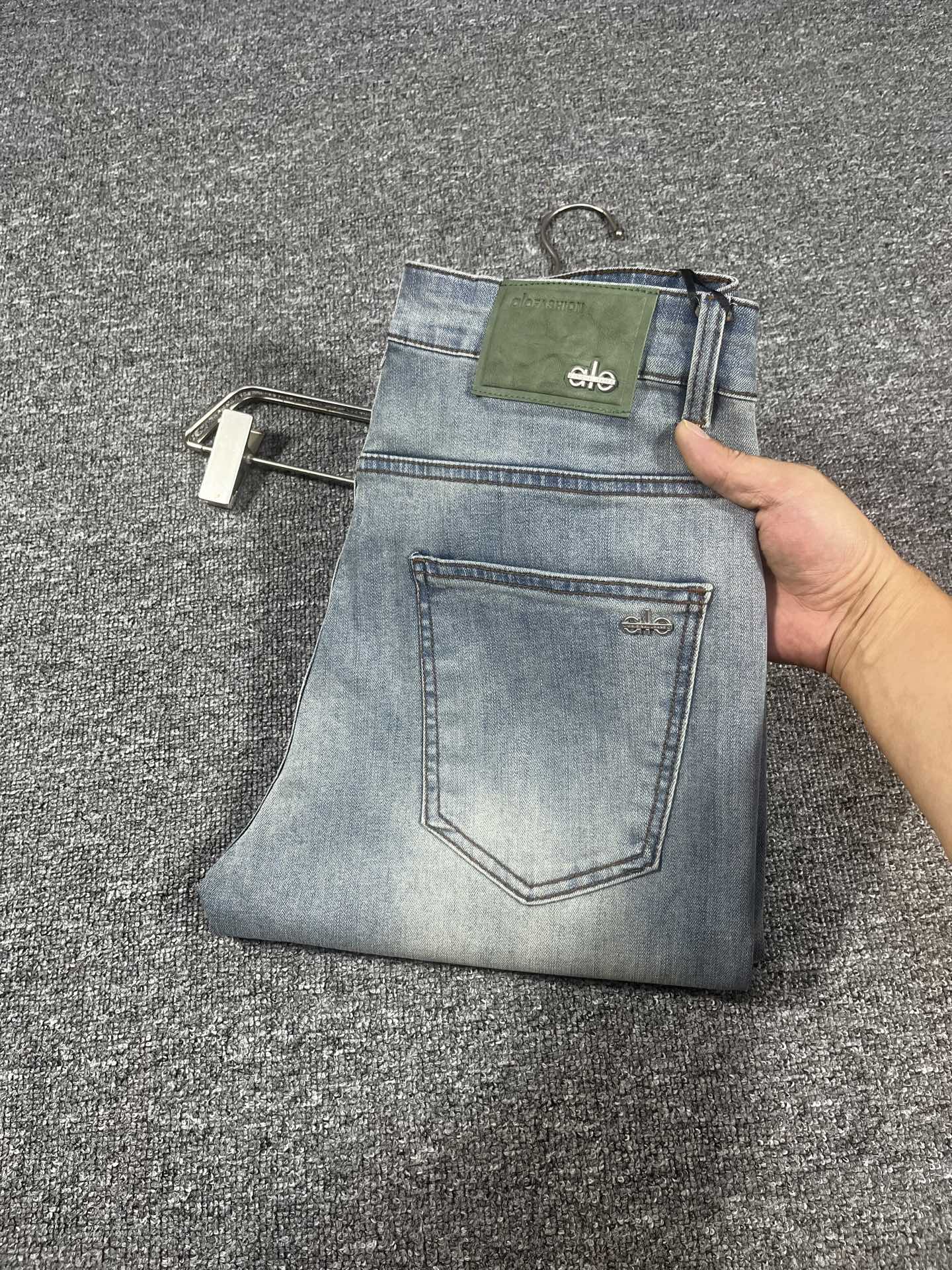 NO:916149,1702026 Early Autumn New Men's Jeans Original Factory Original Fabric Original Wash!  Imported original washed elastic fabric, complicated handicraft superposition, any washing process will turn into a completely different color effect if you stay for a few seconds longer, so it is more precious, especially durable and taste-resistant... Use the best elastic texture of tannin, genuine leather labels, high-end metal accessories... to create a unique and original jeans style!  Original hardware accessories, super correct fit, comfortable and breathable, extremely high grade, counter quality, handsome upper body. Size 29-38, no 37,,jeans,198609091702026早秋新款 男士牛仔裤原厂原布原洗水！进口原版水洗弹力面料,复杂的手工艺叠加,任何一个洗水环节多停留几秒都会变成完全不一样的颜色效果,所以越加珍贵,特别持久、耐味…… 选用上乘的丹宁弹力质感,真皮皮牌、高定的金属辅料……打造出独特及原创的牛仔裤款型！原版五金辅料,版型超正,舒适透气,档次极高,专柜品质,上身帅气十足. 码数29-38,无 37,,jeans,,Men's clothing