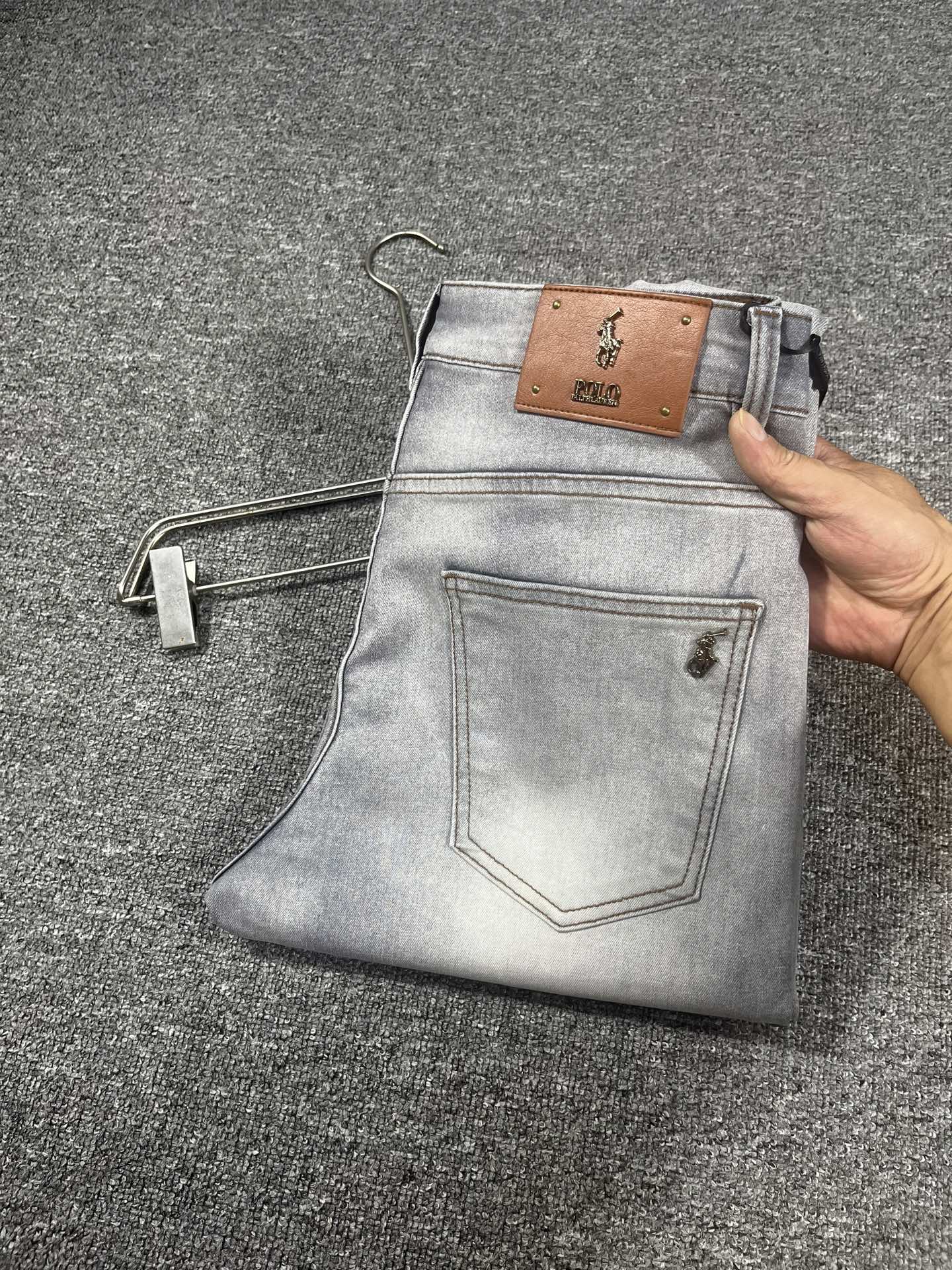 NO:916146,Baoluo 2026 early autumn new men's jeans original factory original fabric original wash water!  Imported original washed elastic fabric, complicated handicraft superposition, any washing process will turn into a completely different color effect if you stay for a few seconds longer, so it is more precious, especially durable and taste-resistant... Use the best elastic texture of tannin, genuine leather labels, high-end metal accessories... to create a unique and original jeans style!  Original hardware accessories, super correct fit, comfortable and breathable, extremely high grade, counter quality, handsome upper body. Size 29-38, no 37,,jeans,19860909宝罗 2026早秋新款 男士牛仔裤原厂原布原洗水！进口原版水洗弹力面料,复杂的手工艺叠加,任何一个洗水环节多停留几秒都会变成完全不一样的颜色效果,所以越加珍贵,特别持久、耐味…… 选用上乘的丹宁弹力质感,真皮皮牌、高定的金属辅料……打造出独特及原创的牛仔裤款型！原版五金辅料,版型超正,舒适透气,档次极高,专柜品质,上身帅气十足. 码数29-38,无 37,,jeans,,Men's clothing