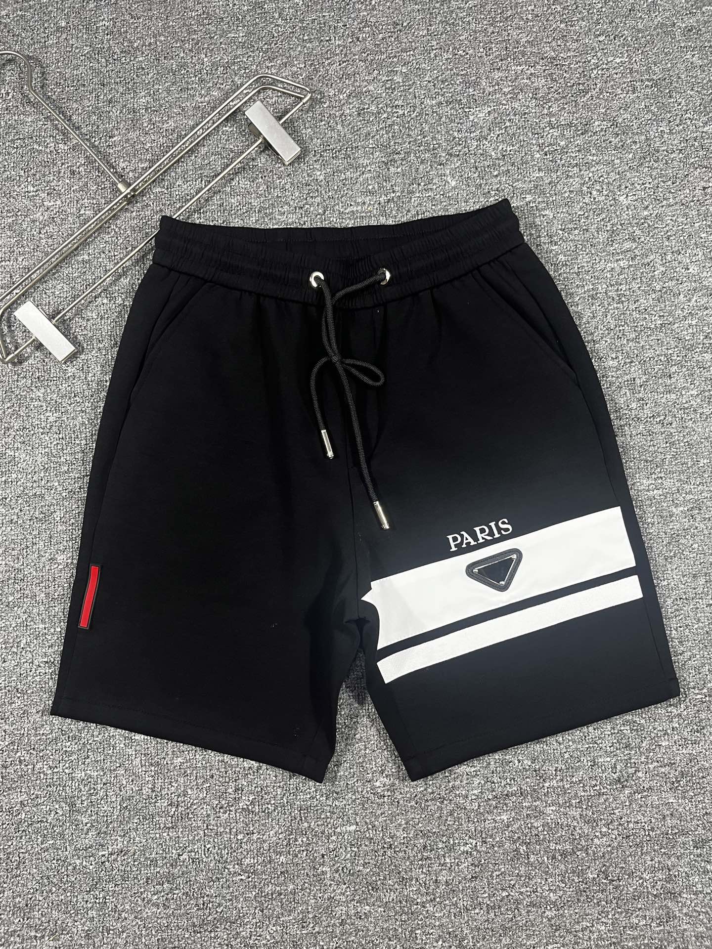 NO:905139,Prada's 2026 new summer style shorts and casual pants, counter-customized fabrics with high breathability and comfort, impeccable details, brand element design concept, reflecting high quality. It feels delicate and soft!  It presents a casual cut and the upper body shape is awesome!  Size M-3XL,,prada,shorts,19860909普拉达‘’2026夏季新款 短裤 休闲裤,专柜定制面料 透气舒适度高,细节无可挑剔,品牌元素设计理念,体现高品质.手感细腻柔软！呈现休闲裁剪,上身版型超赞！码数M-3XL,,prada,shorts,,Men's clothing