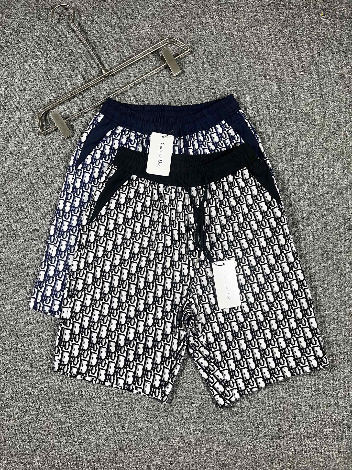 NO:905123,Dior's 2026 new summer style shorts and casual pants, counter-customized fabrics with high breathability and comfort, impeccable details, brand element design concept, reflecting high quality. It feels delicate and soft!  It presents a casual cut and the upper body shape is awesome!  Size M-3XL,,dior,shorts,19860909迪奥‘’2026夏季新款 短裤 休闲裤,专柜定制面料 透气舒适度高,细节无可挑剔,品牌元素设计理念,体现高品质.手感细腻柔软！呈现休闲裁剪,上身版型超赞！码数M-3XL,,dior,shorts,,Men's clothing