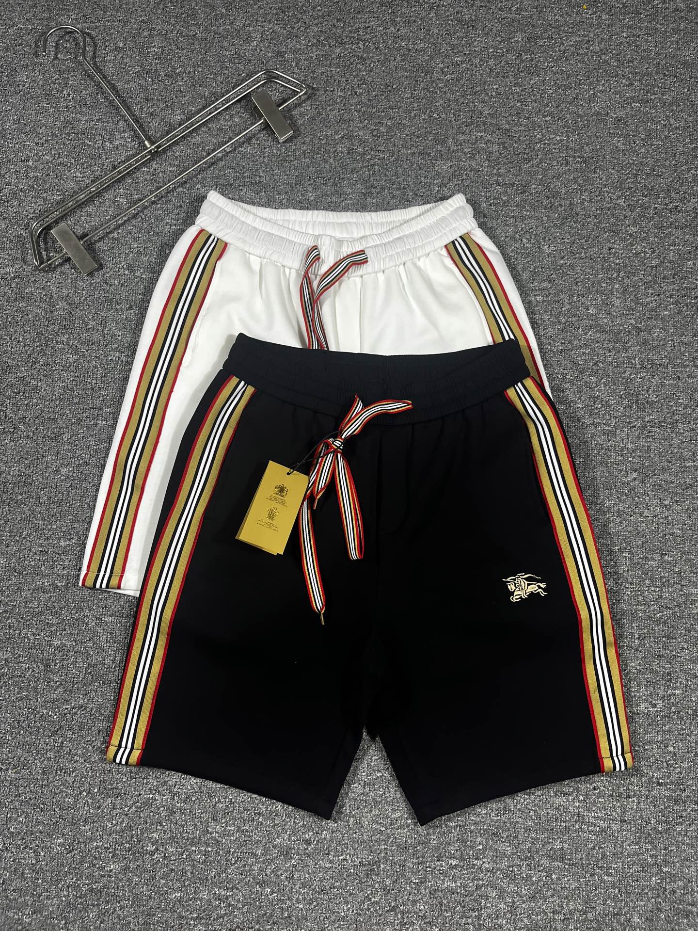 NO:905115,Burberry's 2026 new summer style shorts and casual pants, counter-customized fabrics with high breathability and comfort, impeccable details, brand element design concept, reflecting high quality. It feels delicate and soft!  It presents a casual cut and the upper body shape is awesome!  Size M-3XL,,burberry,shorts,19860909巴宝利‘’2026夏季新款 短裤 休闲裤,专柜定制面料 透气舒适度高,细节无可挑剔,品牌元素设计理念,体现高品质.手感细腻柔软！呈现休闲裁剪,上身版型超赞！码数M-3XL,,burberry,shorts,,Men's clothing