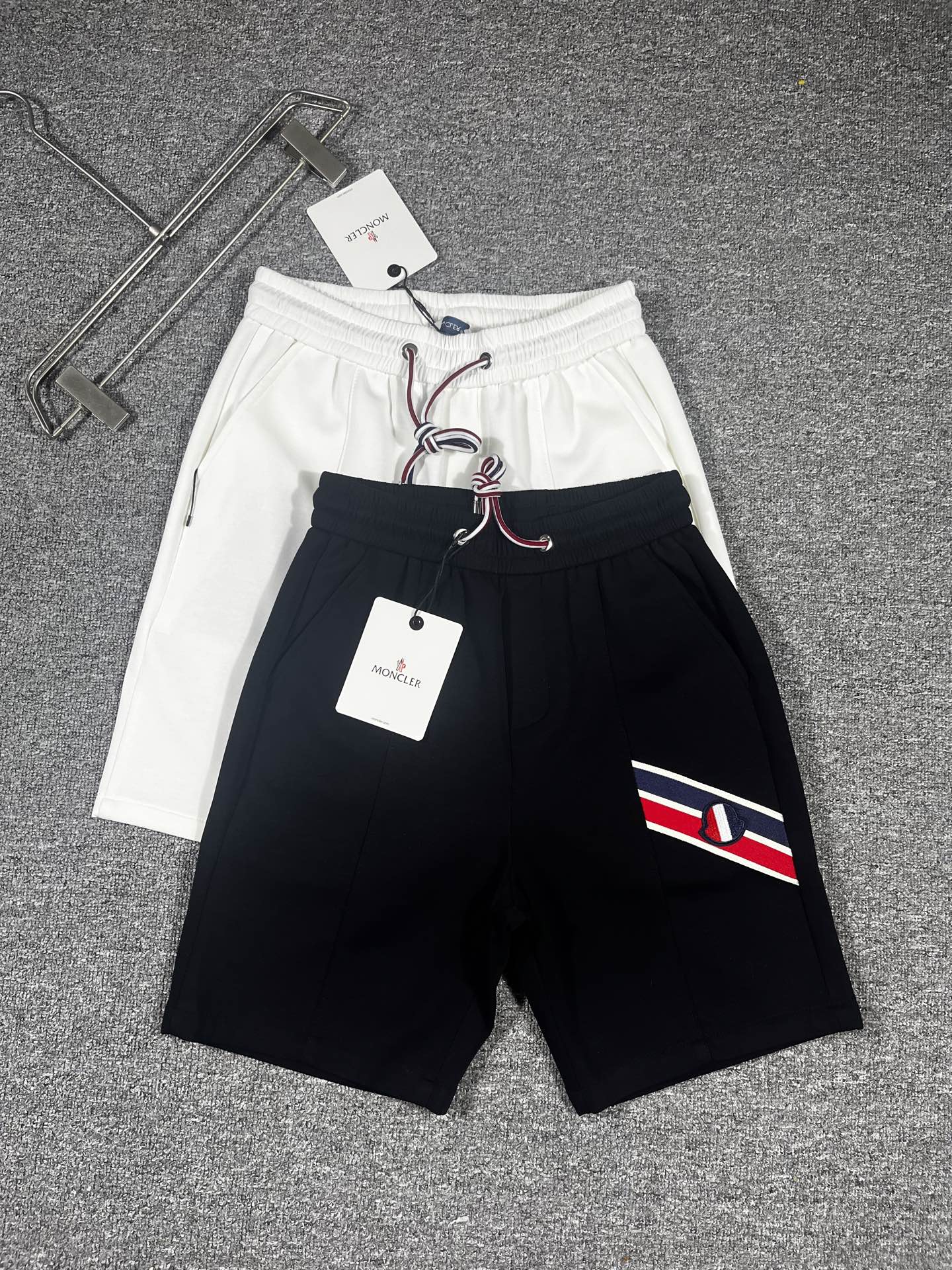 NO:926418,Mengkou's 2026 new summer style shorts and casual pants, counter-customized fabrics with high breathability and comfort, impeccable details, brand element design concept, reflecting high quality. It feels delicate and soft!  It presents a casual cut and the upper body shape is awesome!  Size M-3XL,,Moncler,shorts,19860909蒙口‘’2026夏季新款 短裤 休闲裤,专柜定制面料 透气舒适度高,细节无可挑剔,品牌元素设计理念,体现高品质.手感细腻柔软！呈现休闲裁剪,上身版型超赞！码数M-3XL,,Moncler,shorts,,Men's clothing