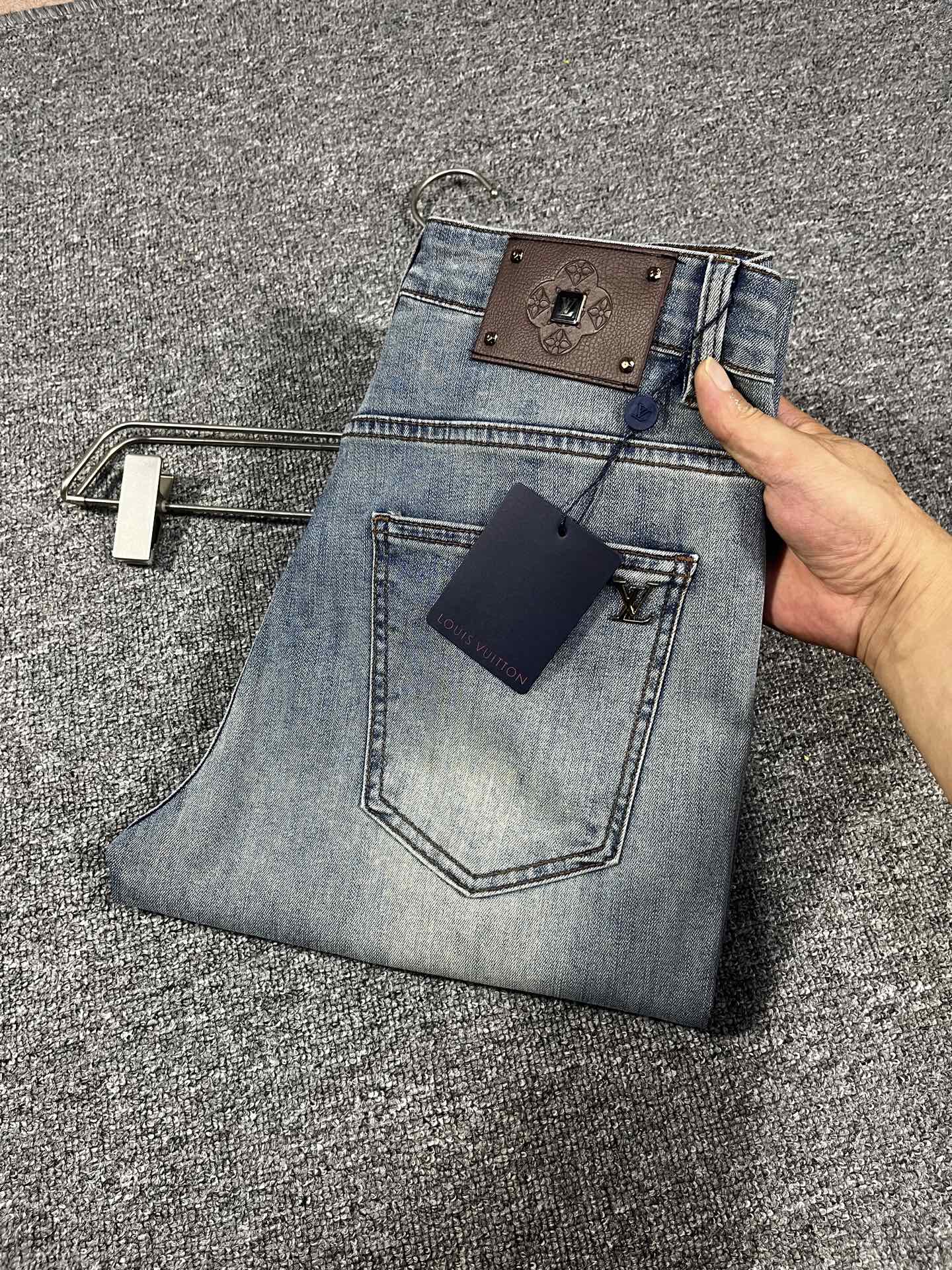 NO:907051,Lv 2026 early autumn new style men's jeans original factory original cloth original wash water!  Imported original washed elastic fabric, complicated handicraft superposition, any washing process will turn into a completely different color effect if you stay for a few seconds longer, so it is more precious, especially durable and taste-resistant... Use the best elastic texture of tannin, genuine leather labels, high-end metal accessories... to create a unique and original jeans style!  Original hardware accessories, super correct fit, comfortable and breathable, extremely high grade, counter quality, handsome upper body. Size 29-38, no 37,, louis vuitton, jeans,19860909Lv 2026早秋新款 男士牛仔裤原厂原布原洗水！进口原版水洗弹力面料,复杂的手工艺叠加,任何一个洗水环节多停留几秒都会变成完全不一样的颜色效果,所以越加珍贵,特别持久、耐味…… 选用上乘的丹宁弹力质感,真皮皮牌、高定的金属辅料……打造出独特及原创的牛仔裤款型！原版五金辅料,版型超正,舒适透气,档次极高,专柜品质,上身帅气十足. 码数29-38,无 37,,louis vuitton,jeans,,Men's clothing