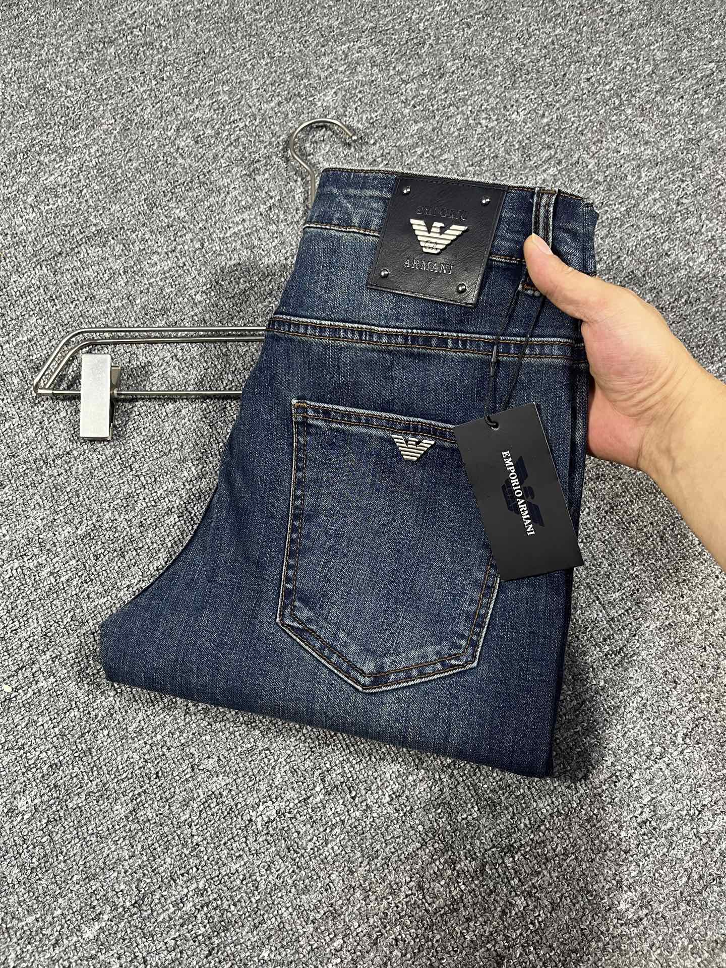 NO:907048,Armani 2026 early autumn new men's jeans original factory original fabric original wash water!  Imported original washed elastic fabric, complicated handicraft superposition, any washing process will turn into a completely different color effect if you stay for a few seconds longer, so it is more precious, especially durable and taste-resistant... Use the best elastic texture of tannin, genuine leather labels, high-end metal accessories... to create a unique and original jeans style!  Original hardware accessories, super correct fit, comfortable and breathable, extremely high grade, counter quality, handsome upper body. Size 29-38, no 37,,armani,jeans,19860909阿玛尼 2026早秋新款 男士牛仔裤原厂原布原洗水！进口原版水洗弹力面料,复杂的手工艺叠加,任何一个洗水环节多停留几秒都会变成完全不一样的颜色效果,所以越加珍贵,特别持久、耐味…… 选用上乘的丹宁弹力质感,真皮皮牌、高定的金属辅料……打造出独特及原创的牛仔裤款型！原版五金辅料,版型超正,舒适透气,档次极高,专柜品质,上身帅气十足. 码数29-38,无 37,,armani,jeans,,Men's clothing