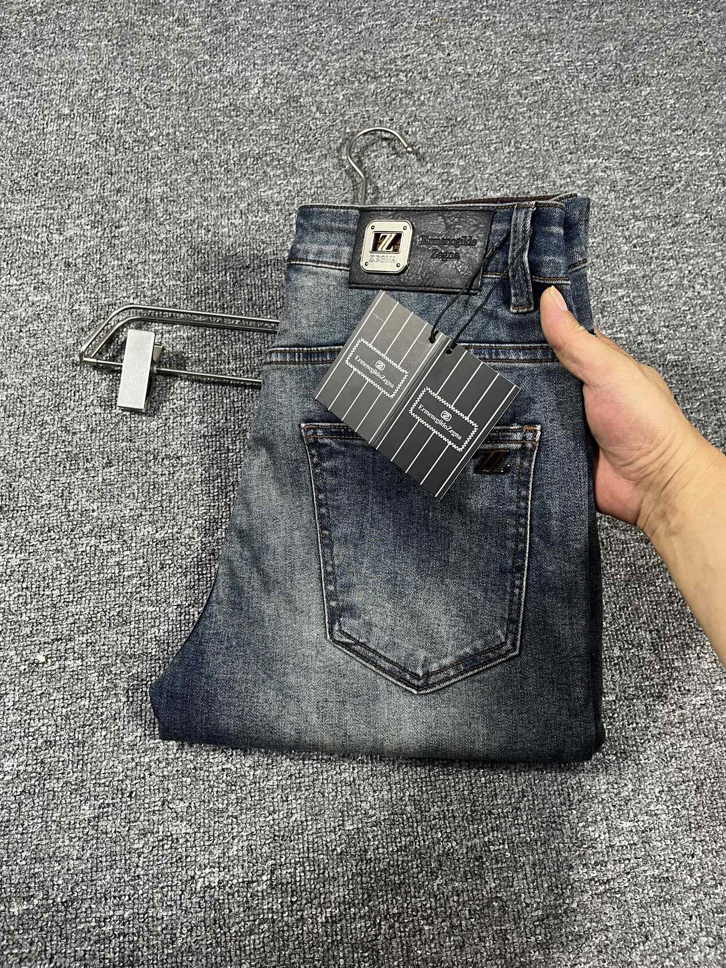NO:958355,Ermenegildo Zegna 2026 Early Autumn New Men's Jeans Original Factory Original Fabric Original Wash!  Imported original washed elastic fabric, complicated handicraft superposition, any washing process will turn into a completely different color effect if you stay for a few seconds longer, so it is more precious, especially durable and taste-resistant... Use the best elastic texture of tannin, genuine leather labels, high-end metal accessories... to create a unique and original jeans style!  Original hardware accessories, super correct fit, comfortable and breathable, extremely high grade, counter quality, handsome upper body. Size 29-38, no 37,,zegna,jeans,19860909杰尼亚 2026早秋新款 男士牛仔裤原厂原布原洗水！进口原版水洗弹力面料,复杂的手工艺叠加,任何一个洗水环节多停留几秒都会变成完全不一样的颜色效果,所以越加珍贵,特别持久、耐味…… 选用上乘的丹宁弹力质感,真皮皮牌、高定的金属辅料……打造出独特及原创的牛仔裤款型！原版五金辅料,版型超正,舒适透气,档次极高,专柜品质,上身帅气十足. 码数29-38,无 37,,zegna,jeans,,Men's clothing