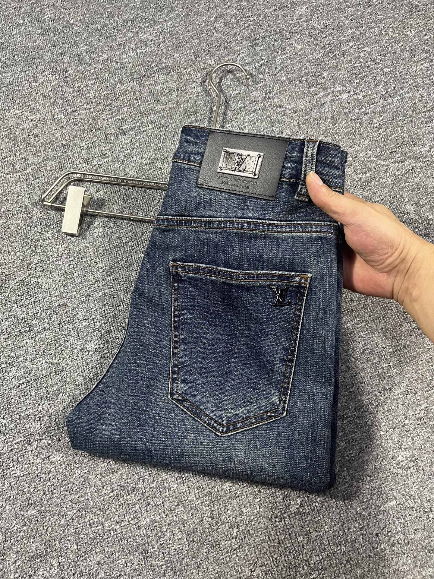 NO:958369,Lv 2026 early autumn new style men's jeans original factory original cloth original wash water!  Imported original washed elastic fabric, complicated handicraft superposition, any washing process will turn into a completely different color effect if you stay for a few seconds longer, so it is more precious, especially durable and taste-resistant... Use the best elastic texture of tannin, genuine leather labels, high-end metal accessories... to create a unique and original jeans style!  Original hardware accessories, super correct fit, comfortable and breathable, extremely high grade, counter quality, handsome upper body. Size 29-38, no 37,, louis vuitton, jeans,19860909Lv 2026早秋新款 男士牛仔裤原厂原布原洗水！进口原版水洗弹力面料,复杂的手工艺叠加,任何一个洗水环节多停留几秒都会变成完全不一样的颜色效果,所以越加珍贵,特别持久、耐味…… 选用上乘的丹宁弹力质感,真皮皮牌、高定的金属辅料……打造出独特及原创的牛仔裤款型！原版五金辅料,版型超正,舒适透气,档次极高,专柜品质,上身帅气十足. 码数29-38,无 37,,louis vuitton,jeans,,Men's clothing