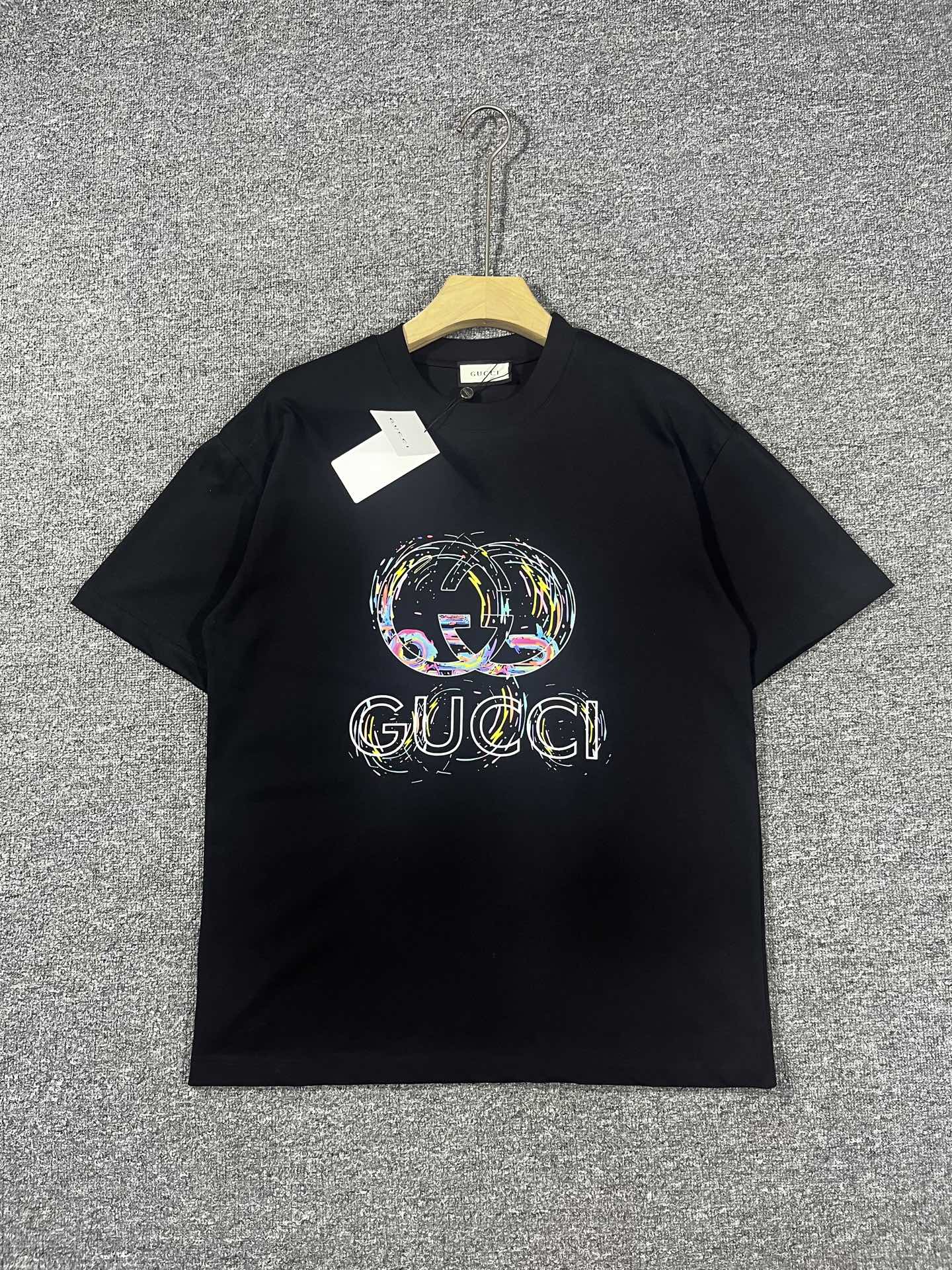NO:957535,Gucci GUCCl high version top product 2026 spring and summer new debut counter latest short-sleeved round neck T-shirt high-end custom design avant-garde fashion!  The brand logo is printed using high-end custom-made 280g double sand pure cotton fabric. It feels soft and comfortable to wear. It has counter-level exquisite stitching and fine workmanship. The upper body effect is incomparably handsome!  A must-have item for men and women alike!  Size M～XXXL When placing an order, please state your height and weight. Wear up to 200 pounds, black and white, gucci, T-shirt, tees, t-shirt,19860909古奇GUCCl 高版本顶级货品2026春夏新款首发专柜最新款短袖圆领T恤 高端订制 设计前卫时尚！品牌logo釆用印花工艺 高端定制280克双沙纯棉面料.手感柔软.穿着舒适.专柜级别精致车线.做工精细.上身效果无敌帅气！男女同款情侣必备单品！码数M～XXXL下单报身高体重 最大穿200斤,黑白,,gucci,T-shirt,tees，t-shirt,,Men's clothing