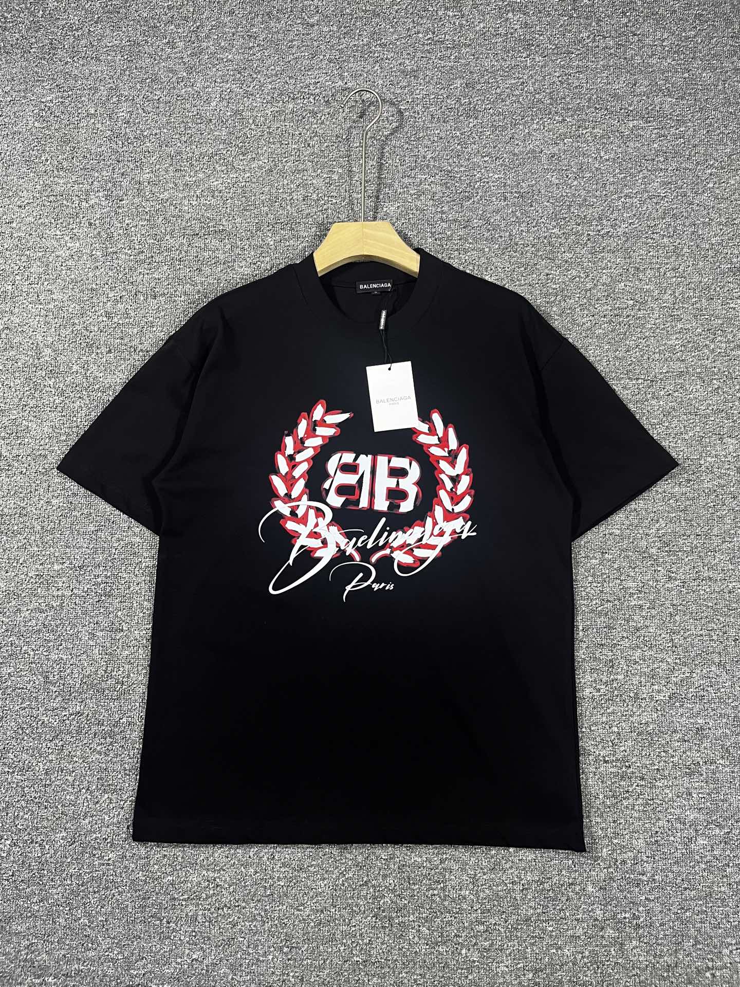 NO:952641,Paris High-end top-quality goods 2026 spring and summer new debut counter latest short-sleeved round neck T-shirt high-end custom design avant-garde fashion!  The brand logo is printed using high-end custom-made 280g double sand pure cotton fabric. It feels soft and comfortable to wear. It has counter-level exquisite stitching and fine workmanship. The upper body effect is incomparably handsome!  A must-have item for men and women alike!  Size M～XXXL When placing an order, please state your height and weight. Wear up to 200 pounds, black and white, T-shirt, tees, t-shirt,19860909巴黎世 高版本顶级货品2026春夏新款首发专柜最新款短袖圆领T恤 高端订制 设计前卫时尚！品牌logo釆用印花工艺 高端定制280克双沙纯棉面料.手感柔软.穿着舒适.专柜级别精致车线.做工精细.上身效果无敌帅气！男女同款情侣必备单品！码数M～XXXL下单报身高体重 最大穿200斤,黑白,,T-shirt,tees，t-shirt,,Men's clothing
