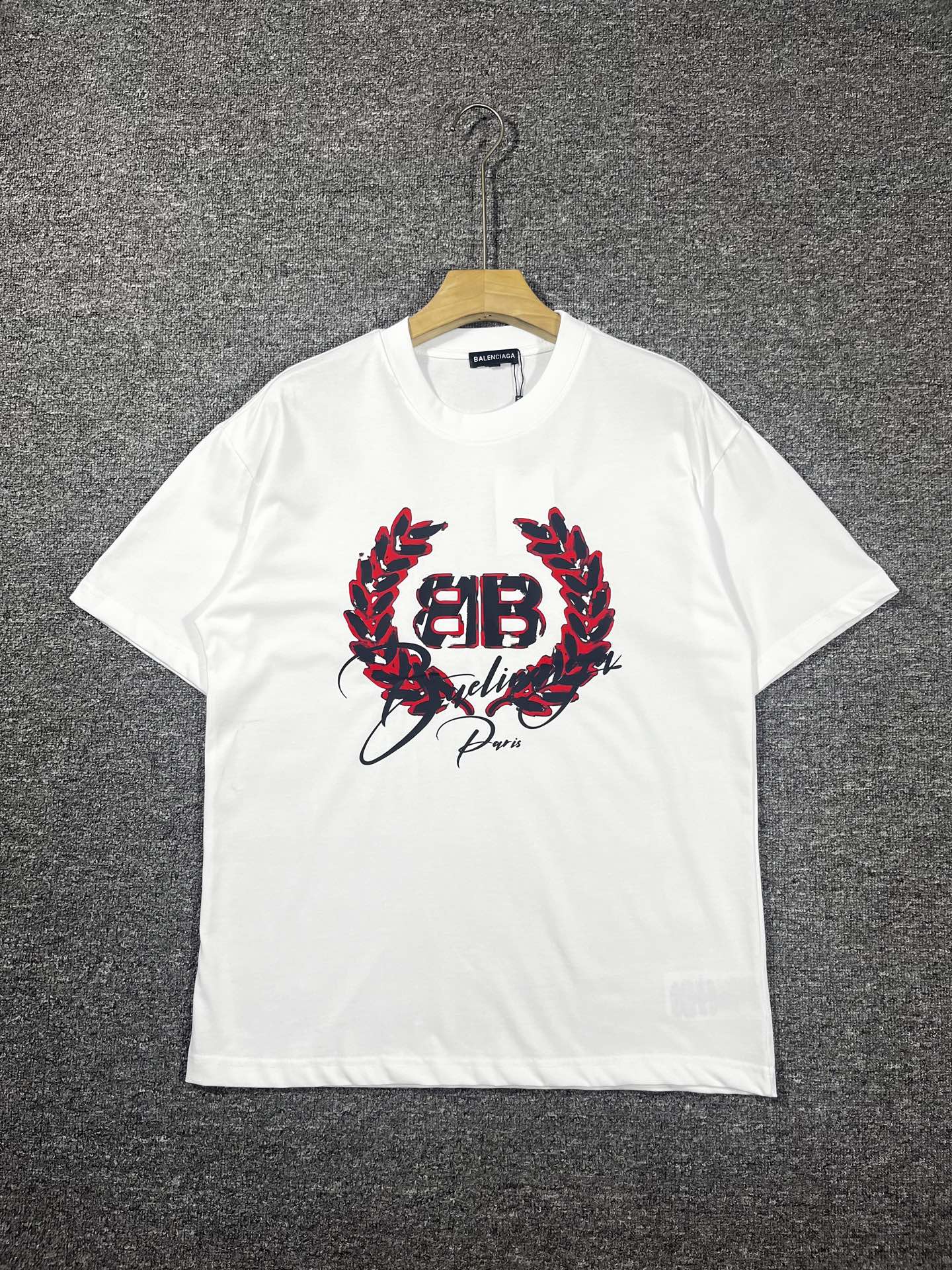 NO:906711,Paris World's high-end top products 2026 spring and summer new models are launched at the counter, the latest short-sleeved round neck T-shirts, high-end customization, and avant-garde and fashionable designs!  The brand logo is printed using high-end custom-made 280g double sand pure cotton fabric. It feels soft and comfortable to wear. It has counter-level exquisite stitching and fine workmanship. The upper body effect is incomparably handsome!  A must-have item for men and women alike!  Size M～XXXL When placing an order, please state your height and weight. Wear up to 200 pounds, black and white, T-shirt, tees, t-shirt,19860909巴黎世 高版本顶级货品2026春夏新款首发专柜最新款短袖圆领T恤 高端订制 设计前卫时尚！品牌logo釆用印花工艺 高端定制280克双沙纯棉面料.手感柔软.穿着舒适.专柜级别精致车线.做工精细.上身效果无敌帅气！男女同款情侣必备单品！码数M～XXXL下单报身高体重 最大穿200斤,黑白,,T-shirt,tees，t-shirt,,Men's clothing