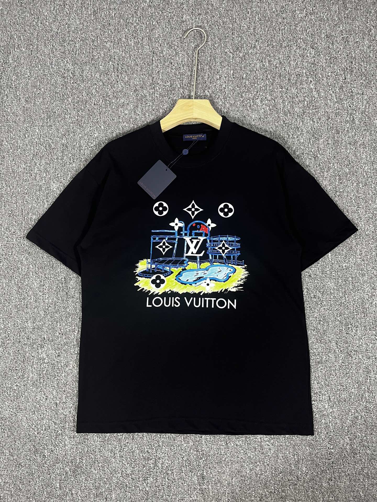 NO:927312,Louis Vuitton Lv high version top product 2026 spring and summer new debut counter latest short-sleeved round neck T-shirt high-end custom design avant-garde fashion!  The brand logo is printed using high-end custom-made 280g double sand pure cotton fabric. It feels soft and comfortable to wear. It has counter-level exquisite stitching and fine workmanship. The upper body effect is incomparably handsome!  A must-have item for men and women alike!  Size M～XXXL, place an order and state your height and weight. Maximum wearing capacity is 200 pounds, black and white, louis vuitton, louis vuitton, T-shirt, tees, t-shirt,19860909路易威登Lv 高版本顶级货品2026春夏新款首发专柜最新款短袖圆领T恤 高端订制 设计前卫时尚！品牌logo釆用印花工艺 高端定制280克双沙纯棉面料.手感柔软.穿着舒适.专柜级别精致车线.做工精细.上身效果无敌帅气！男女同款情侣必备单品！码数M～XXXL下单报身高体重 最大穿200斤,黑白,,louis vuitton,louis vuitton,T-shirt,tees，t-shirt,,Men's clothing