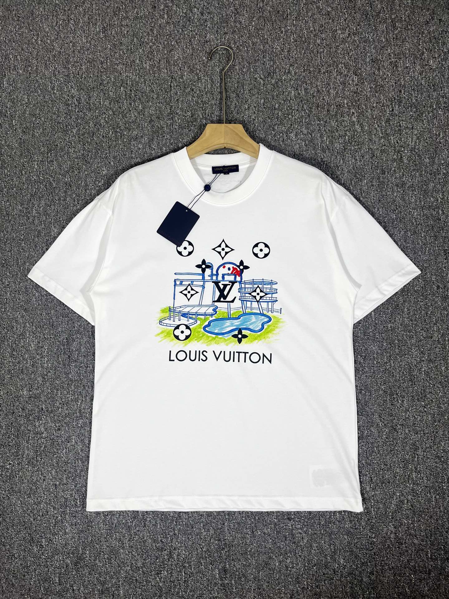 NO:906714,Louis Vuitton Lv high version top product 2026 spring and summer new debut counter latest short-sleeved round neck T-shirt high-end custom design avant-garde fashion!  The brand logo is printed using high-end custom-made 280g double sand pure cotton fabric. It feels soft and comfortable to wear. It has counter-level exquisite stitching and fine workmanship. The upper body effect is incomparably handsome!  A must-have item for men and women alike!  Size M～XXXL, place an order and state your height and weight. Maximum wearing capacity is 200 pounds, black and white, louis vuitton, louis vuitton, T-shirt, tees, t-shirt,19860909路易威登Lv 高版本顶级货品2026春夏新款首发专柜最新款短袖圆领T恤 高端订制 设计前卫时尚！品牌logo釆用印花工艺 高端定制280克双沙纯棉面料.手感柔软.穿着舒适.专柜级别精致车线.做工精细.上身效果无敌帅气！男女同款情侣必备单品！码数M～XXXL下单报身高体重 最大穿200斤,黑白,,louis vuitton,louis vuitton,T-shirt,tees，t-shirt,,Men's clothing
