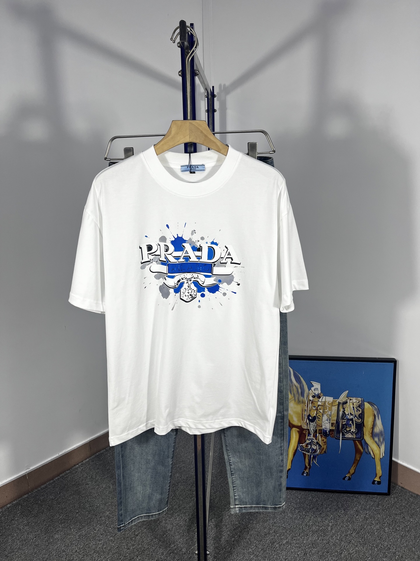 NO:927323,High-end version of top-quality goods 2026 Prada spring and summer new debut counter latest short-sleeved round neck T-shirt, high-end custom design, avant-garde and fashionable!  The brand logo is printed using high-end custom-made 280g double sand pure cotton fabric. It feels soft and comfortable to wear. It has counter-level exquisite stitching and fine workmanship. The upper body effect is incomparably handsome!  A must-have item for men and women alike!  Size M～XXXL. Please report your height and weight when placing an order. Wearing up to 200 pounds, black and white, prada, T-shirt, tees, t-shirt,19860909高版本顶级货品2026普拉达春夏新款首发专柜最新款短袖圆领T恤 高端订制 设计前卫时尚！品牌logo釆用印花工艺 高端定制280克双沙纯棉面料.手感柔软.穿着舒适.专柜级别精致车线.做工精细.上身效果无敌帅气！男女同款情侣必备单品！码数M～XXXL下单报身高体重 最大穿200斤,黑白,,prada,T-shirt,tees，t-shirt,,Men's clothing