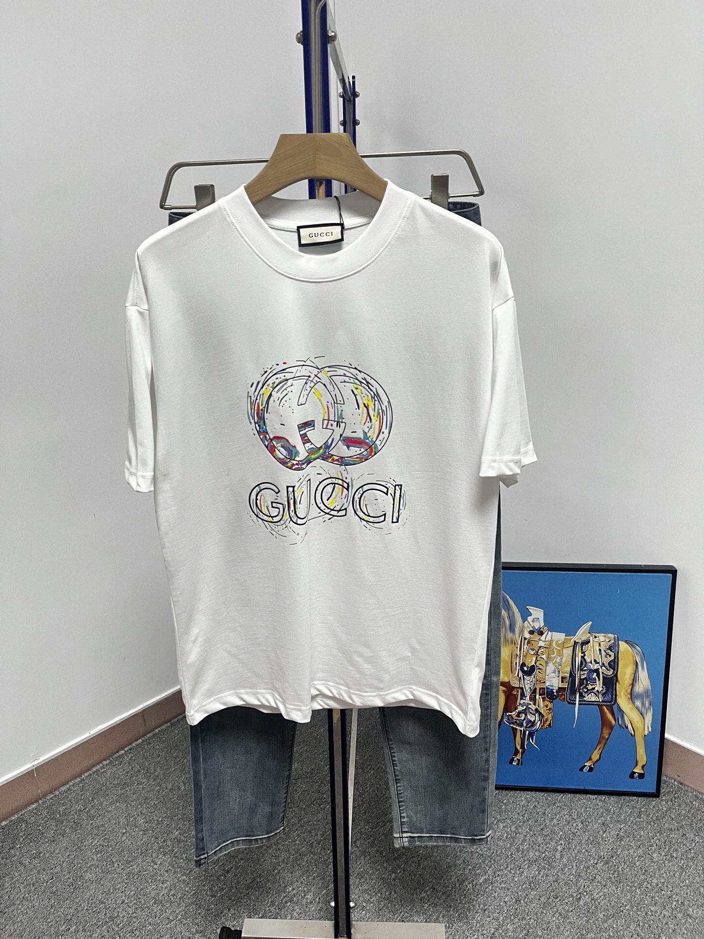 NO:910944,High version of top products 2026 Gucci spring and summer new debut counter latest short-sleeved round neck T-shirt, high-end custom design, avant-garde and fashionable!  The brand logo is printed using high-end custom-made 280g double sand pure cotton fabric. It feels soft and comfortable to wear. It has counter-level exquisite stitching and fine workmanship. The upper body effect is incomparably handsome!  A must-have item for men and women alike!  Size M～XXXL When placing an order, please state your height and weight. Wear up to 200 pounds, black and white, T-shirt, tees, t-shirt,19860909高版本顶级货品2026古奇春夏新款首发专柜最新款短袖圆领T恤 高端订制 设计前卫时尚！品牌logo釆用印花工艺 高端定制280克双沙纯棉面料.手感柔软.穿着舒适.专柜级别精致车线.做工精细.上身效果无敌帅气！男女同款情侣必备单品！码数M～XXXL下单报身高体重 最大穿200斤,黑白,,T-shirt,tees，t-shirt,,Men's clothing