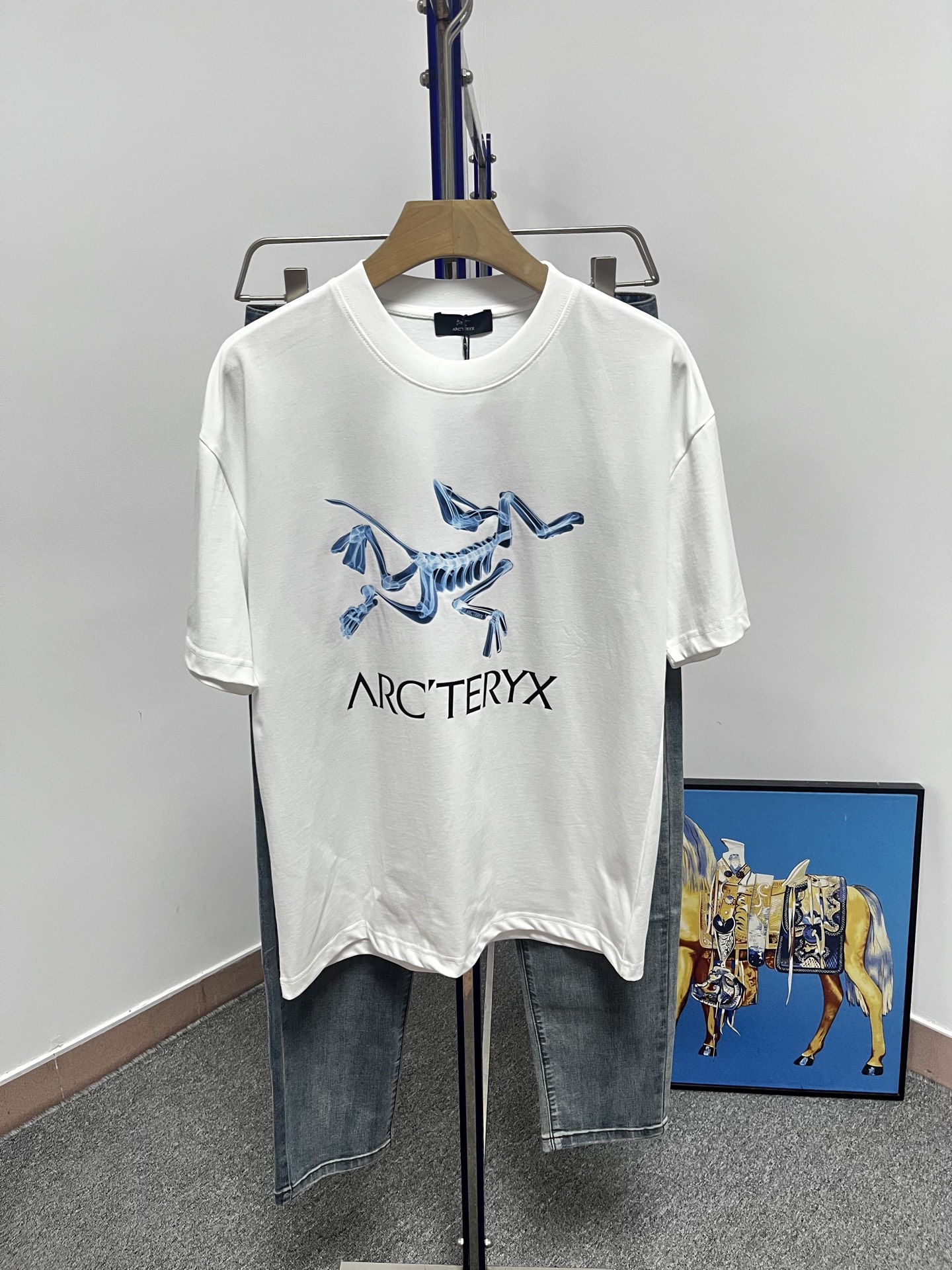 NO:910949,High version of the top product 2026 Arc'teryx spring and summer new debut counter latest short-sleeved round neck T-shirt, high-end custom design, avant-garde and fashionable!  The brand logo is printed using high-end custom-made 280g double sand pure cotton fabric. It feels soft and comfortable to wear. It has counter-level exquisite stitching and fine workmanship. The upper body effect is incomparably handsome!  A must-have item for men and women alike!  Size M～XXXL, place an order and state your height and weight. Maximum wearing weight is 200 pounds, black and white, arc'teryx, T-shirt, tees, t-shirt,19860909高版本顶级货品2026始祖鸟春夏新款首发专柜最新款短袖圆领T恤 高端订制 设计前卫时尚！品牌logo釆用印花工艺 高端定制280克双沙纯棉面料.手感柔软.穿着舒适.专柜级别精致车线.做工精细.上身效果无敌帅气！男女同款情侣必备单品！码数M～XXXL下单报身高体重 最大穿200斤,黑白,arc'teryx,T-shirt,tees，t-shirt,,Men's clothing