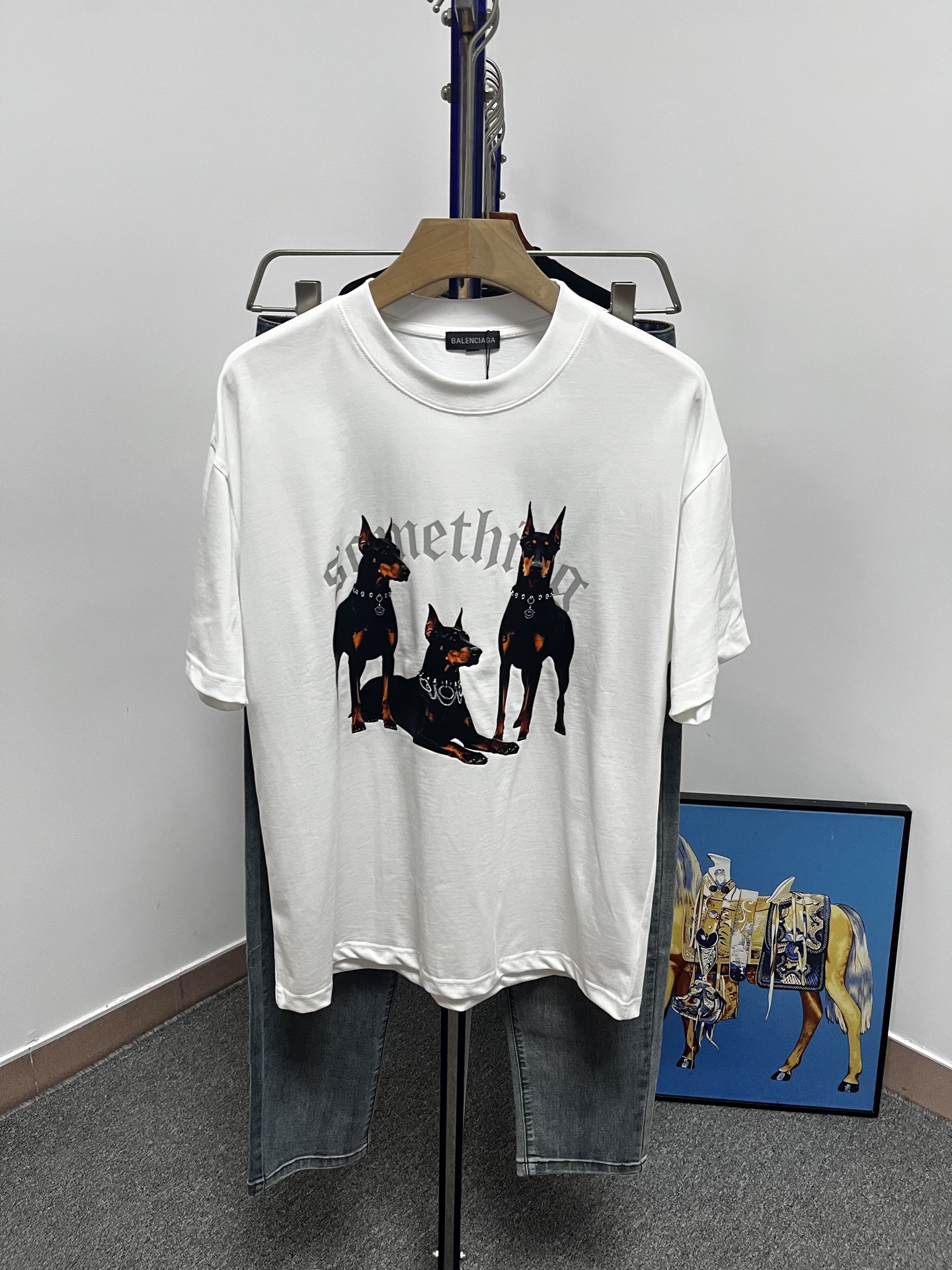 NO:910954,High version of top-notch goods 2026 Balenciaga spring and summer new debut counter latest short-sleeved round neck T-shirt, high-end custom design, avant-garde and fashionable!  The brand logo is printed using high-end custom-made 280g double sand pure cotton fabric. It feels soft and comfortable to wear. It has counter-level exquisite stitching and fine workmanship. The upper body effect is incomparably handsome!  A must-have item for men and women alike!  Size M～XXXL. Please state your height and weight when ordering. Wearing up to 200 pounds, black and white, balenciaga, T-shirt, tees, t-shirt,19860909高版本顶级货品2026巴黎世家春夏新款首发专柜最新款短袖圆领T恤 高端订制 设计前卫时尚！品牌logo釆用印花工艺 高端定制280克双沙纯棉面料.手感柔软.穿着舒适.专柜级别精致车线.做工精细.上身效果无敌帅气！男女同款情侣必备单品！码数M～XXXL下单报身高体重 最大穿200斤,黑白,,balenciaga,T-shirt,tees，t-shirt,,Men's clothing