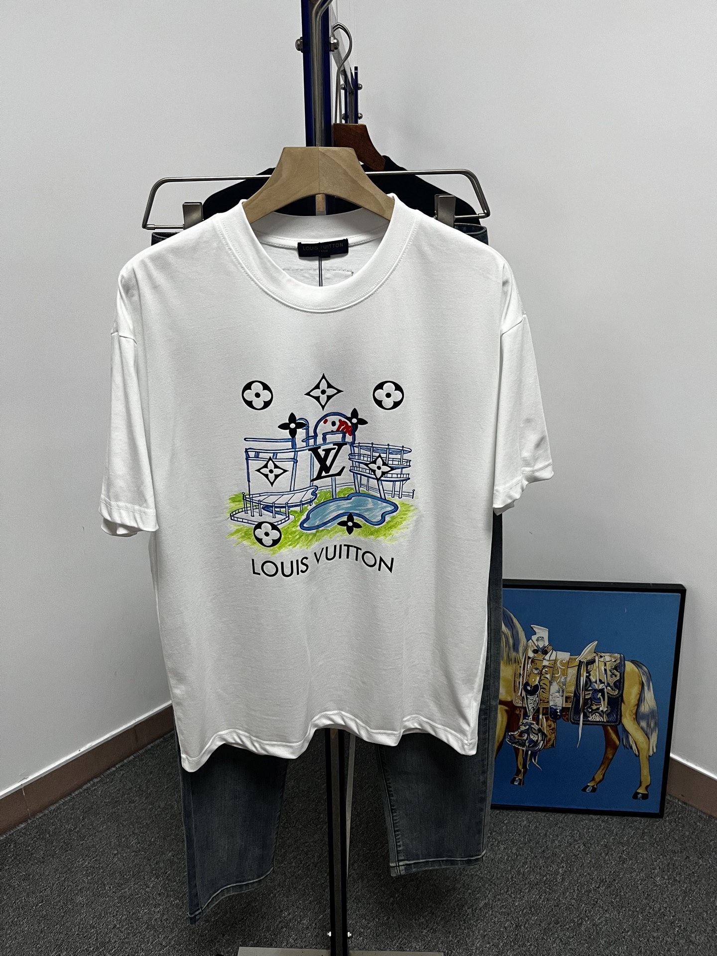 NO:910959,High version of the top product 2026Lv spring and summer new debut counter latest short-sleeved round neck T-shirt, high-end customization, avant-garde and fashionable design!  The brand logo is printed using high-end custom-made 280g double sand pure cotton fabric. It feels soft and comfortable to wear. It has counter-level exquisite stitching and fine workmanship. The upper body effect is incomparably handsome!  A must-have item for men and women alike!  Size M～XXXL Please state your height and weight when placing an order. Maximum wearing weight is 200 pounds. Black and white, Louis Vuitton, T-shirt, tees, t-shirt,19860909高版本顶级货品2026Lv春夏新款首发专柜最新款短袖圆领T恤 高端订制 设计前卫时尚！品牌logo釆用印花工艺 高端定制280克双沙纯棉面料.手感柔软.穿着舒适.专柜级别精致车线.做工精细.上身效果无敌帅气！男女同款情侣必备单品！码数M～XXXL下单报身高体重 最大穿200斤,黑白,,louis vuitton,T-shirt,tees，t-shirt,,Men's clothing
