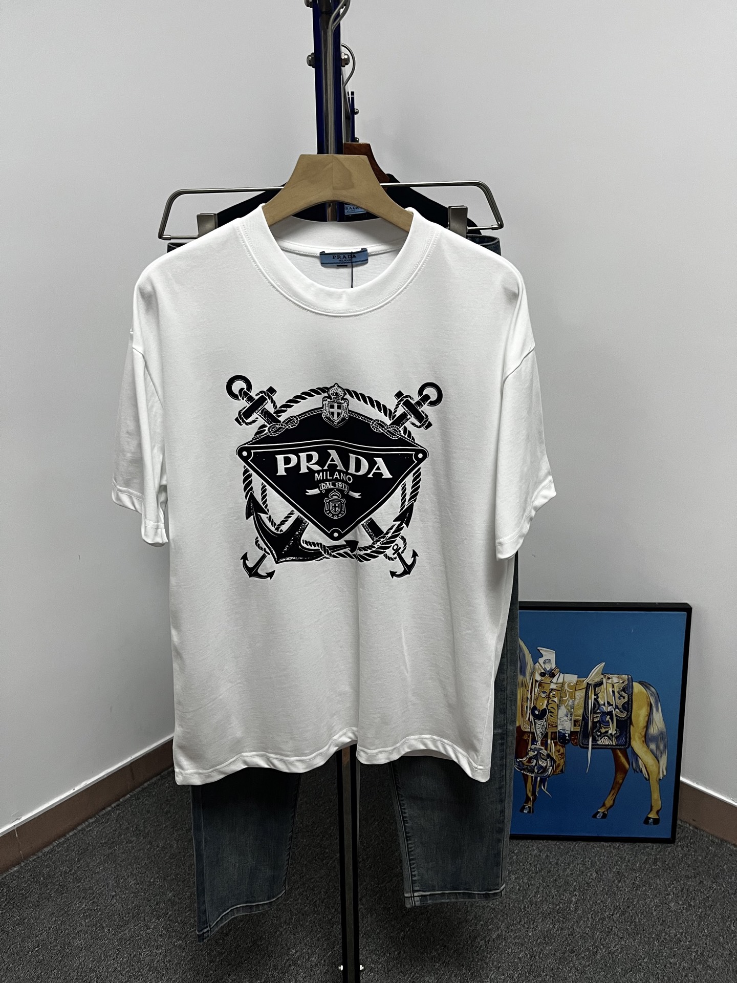 NO:910965,High-end version of top-quality goods 2026 Prada spring and summer new debut counter latest short-sleeved round neck T-shirt, high-end custom design, avant-garde and fashionable!  The brand logo is printed using high-end custom-made 280g double sand pure cotton fabric. It feels soft and comfortable to wear. It has counter-level exquisite stitching and fine workmanship. The upper body effect is incomparably handsome!  A must-have item for men and women alike!  Size M～XXXL. Please report your height and weight when placing an order. Wearing up to 200 pounds, black and white, prada, T-shirt, tees, t-shirt,19860909高版本顶级货品2026普拉达春夏新款首发专柜最新款短袖圆领T恤 高端订制 设计前卫时尚！品牌logo釆用印花工艺 高端定制280克双沙纯棉面料.手感柔软.穿着舒适.专柜级别精致车线.做工精细.上身效果无敌帅气！男女同款情侣必备单品！码数M～XXXL下单报身高体重 最大穿200斤,黑白,,prada,T-shirt,tees，t-shirt,,Men's clothing