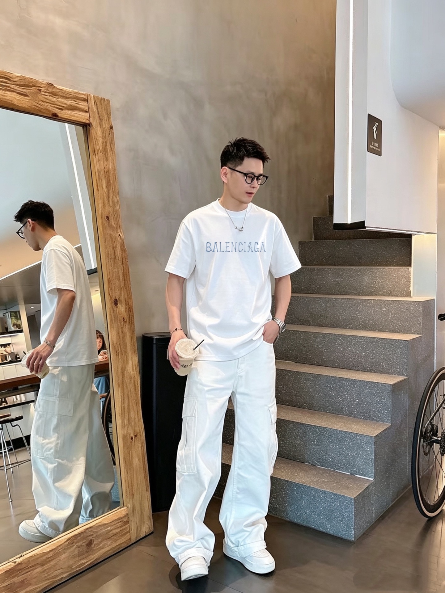 NO:937961,Balenciaga's high-end version of top-notch products 2026 spring and summer new debut counter, the latest short-sleeved round-neck T-shirt, high-end custom design, avant-garde and fashionable!  The brand logo is printed using high-end custom-made 280g double sand pure cotton fabric. It feels soft and comfortable to wear. It has counter-level exquisite stitching and fine workmanship. The upper body effect is incomparably handsome!  A must-have item for men and women alike!  Size M～XXXL. Please state your height and weight when ordering. Wearing up to 200 pounds, black and white, balenciaga, T-shirt, tees, t-shirt,19860909巴黎世家 高版本顶级货品2026春夏新款首发专柜最新款短袖圆领T恤 高端订制 设计前卫时尚！品牌logo釆用印花工艺 高端定制280克双沙纯棉面料.手感柔软.穿着舒适.专柜级别精致车线.做工精细.上身效果无敌帅气！男女同款情侣必备单品！码数M～XXXL下单报身高体重 最大穿200斤,黑白,,balenciaga,T-shirt,tees，t-shirt,,Men's clothing