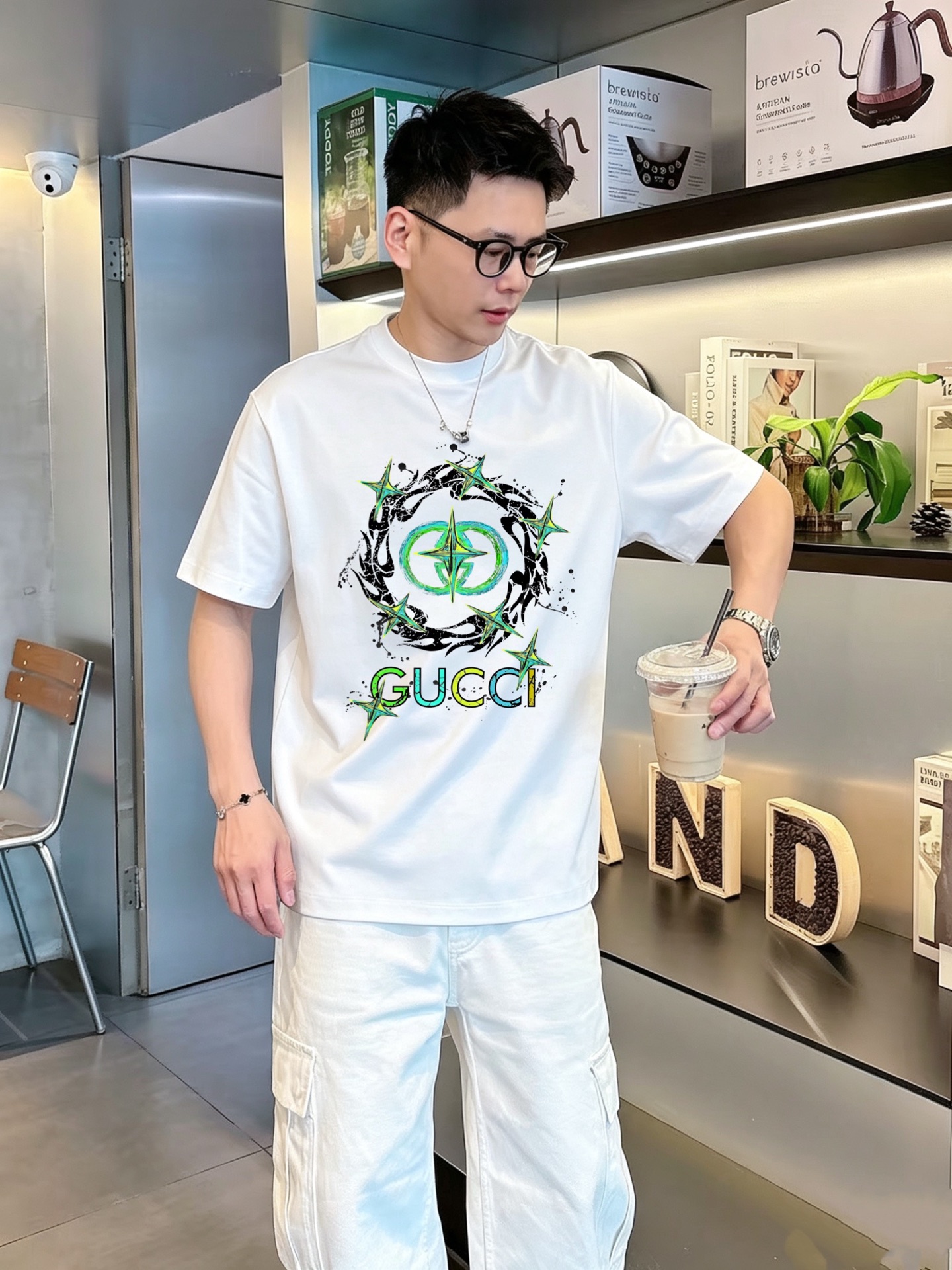 NO:907801,Gucci GUCCl high version top product 2026 spring and summer new debut counter latest short-sleeved round neck T-shirt high-end custom design avant-garde fashion!  The brand logo is printed using high-end custom-made 280g double sand pure cotton fabric. It feels soft and comfortable to wear. It has counter-level exquisite stitching and fine workmanship. The upper body effect is incomparably handsome!  A must-have item for men and women alike!  Size M～XXXL When placing an order, please state your height and weight. Wear up to 200 pounds, black and white, gucci, T-shirt, tees, t-shirt,19860909古奇GUCCl高版本顶级货品2026春夏新款首发专柜最新款短袖圆领T恤 高端订制 设计前卫时尚！品牌logo釆用印花工艺 高端定制280克双沙纯棉面料.手感柔软.穿着舒适.专柜级别精致车线.做工精细.上身效果无敌帅气！男女同款情侣必备单品！码数M～XXXL下单报身高体重 最大穿200斤,黑白,,gucci,T-shirt,tees，t-shirt,,Men's clothing