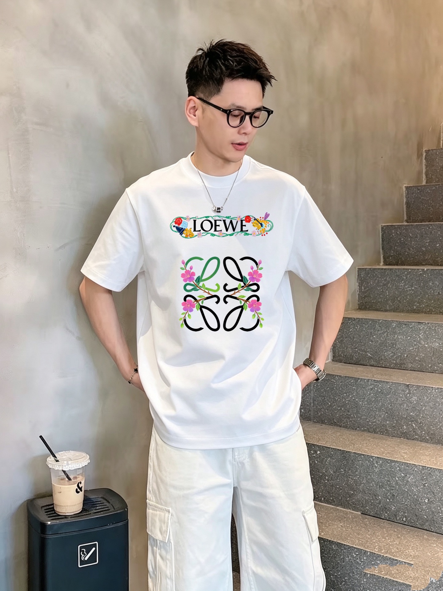 NO:937935,LOEWE's high version of top products 2026 spring and summer new debut counter latest short-sleeved round neck T-shirt high-end custom design avant-garde fashion!  The brand logo is printed using high-end custom-made 280g double sand pure cotton fabric. It feels soft and comfortable to wear. It has counter-level exquisite stitching and fine workmanship. The upper body effect is incomparably handsome!  A must-have item for men and women alike!  Size M～XXXL When placing an order, please state your height and weight. Maximum wearing weight is 200 pounds. Black and white, loewe, loewe, T-shirt, tees, t-shirt,19860909罗意威LOEWE高版本顶级货品2026春夏新款首发专柜最新款短袖圆领T恤 高端订制 设计前卫时尚！品牌logo釆用印花工艺 高端定制280克双沙纯棉面料.手感柔软.穿着舒适.专柜级别精致车线.做工精细.上身效果无敌帅气！男女同款情侣必备单品！码数M～XXXL下单报身高体重 最大穿200斤,黑白,,loewe,loewe,T-shirt,tees，t-shirt,,Men's clothing