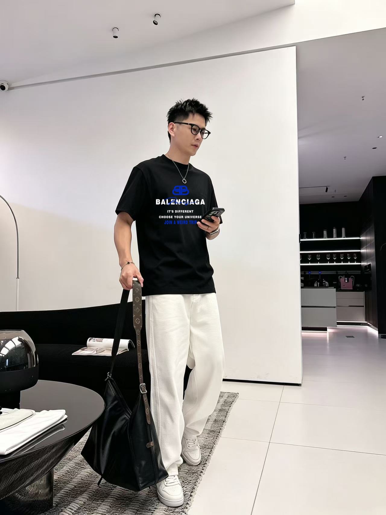 NO:937941,Balenciaga's high-end top products 2026 spring and summer new debut counter latest short-sleeved round-neck T-shirts, high-end customization, avant-garde and fashionable designs!  The brand logo is printed using high-end custom-made 280g double sand pure cotton fabric. It feels soft and comfortable to wear. It has counter-level exquisite stitching and fine workmanship. The upper body effect is incomparably handsome!  A must-have item for men and women alike!  Size M～XXXL. Please state your height and weight when ordering. Wearing up to 200 pounds, black and white, balenciaga, T-shirt, tees, t-shirt,19860909巴黎世家高版本顶级货品2026春夏新款首发专柜最新款短袖圆领T恤 高端订制 设计前卫时尚！品牌logo釆用印花工艺 高端定制280克双沙纯棉面料.手感柔软.穿着舒适.专柜级别精致车线.做工精细.上身效果无敌帅气！男女同款情侣必备单品！码数M～XXXL下单报身高体重 最大穿200斤,黑白,,balenciaga,T-shirt,tees，t-shirt,,Men's clothing