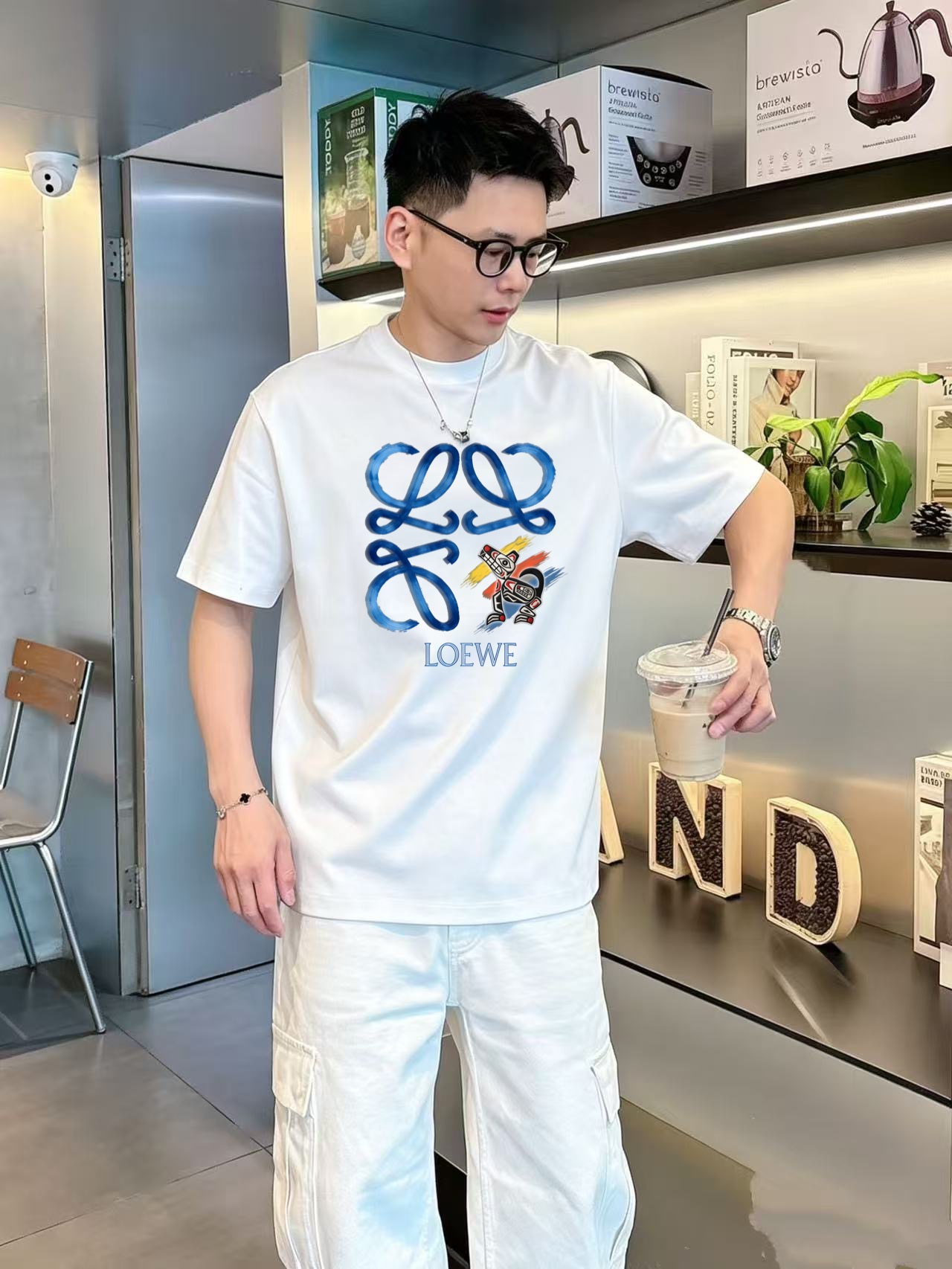 NO:907805,LOEWE's high version of top products 2026 spring and summer new debut counter latest short-sleeved round neck T-shirt high-end custom design avant-garde fashion!  The brand logo is printed using high-end custom-made 280g double sand pure cotton fabric. It feels soft and comfortable to wear. It has counter-level exquisite stitching and fine workmanship. The upper body effect is incomparably handsome!  A must-have item for men and women alike!  Size M～XXXL When placing an order, please state your height and weight. Maximum wearing weight is 200 pounds. Black and white, loewe, loewe, T-shirt, tees, t-shirt,19860909罗意威LOEWE高版本顶级货品2026春夏新款首发专柜最新款短袖圆领T恤 高端订制 设计前卫时尚！品牌logo釆用印花工艺 高端定制280克双沙纯棉面料.手感柔软.穿着舒适.专柜级别精致车线.做工精细.上身效果无敌帅气！男女同款情侣必备单品！码数M～XXXL下单报身高体重 最大穿200斤,黑白,,loewe,loewe,T-shirt,tees，t-shirt,,Men's clothing