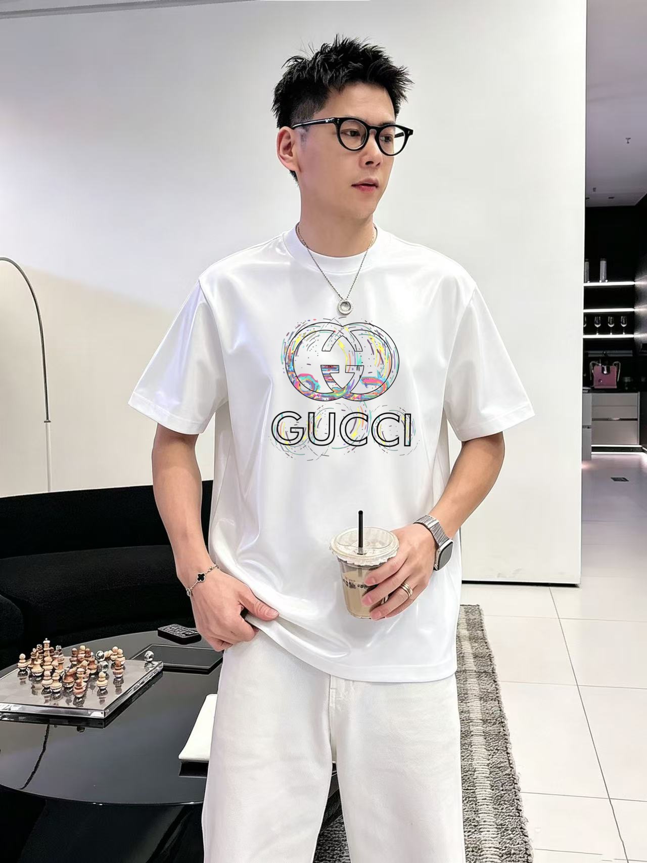 NO:907767,Gucci Guccl high version top product 2026 spring and summer new debut counter latest short-sleeved round neck T-shirt high-end custom design avant-garde fashion!  The brand logo is printed using high-end custom-made 280g double sand pure cotton fabric. It feels soft and comfortable to wear. It has counter-level exquisite stitching and fine workmanship. The upper body effect is incomparably handsome!  A must-have item for men and women alike!  Size M～XXXL When placing an order, please state your height and weight. Wear up to 200 pounds, black and white, gucci, T-shirt, tees, t-shirt,19860909古奇GUccl高版本顶级货品2026春夏新款首发专柜最新款短袖圆领T恤 高端订制 设计前卫时尚！品牌logo釆用印花工艺 高端定制280克双沙纯棉面料.手感柔软.穿着舒适.专柜级别精致车线.做工精细.上身效果无敌帅气！男女同款情侣必备单品！码数M～XXXL下单报身高体重 最大穿200斤,黑白,,gucci,T-shirt,tees，t-shirt,,Men's clothing