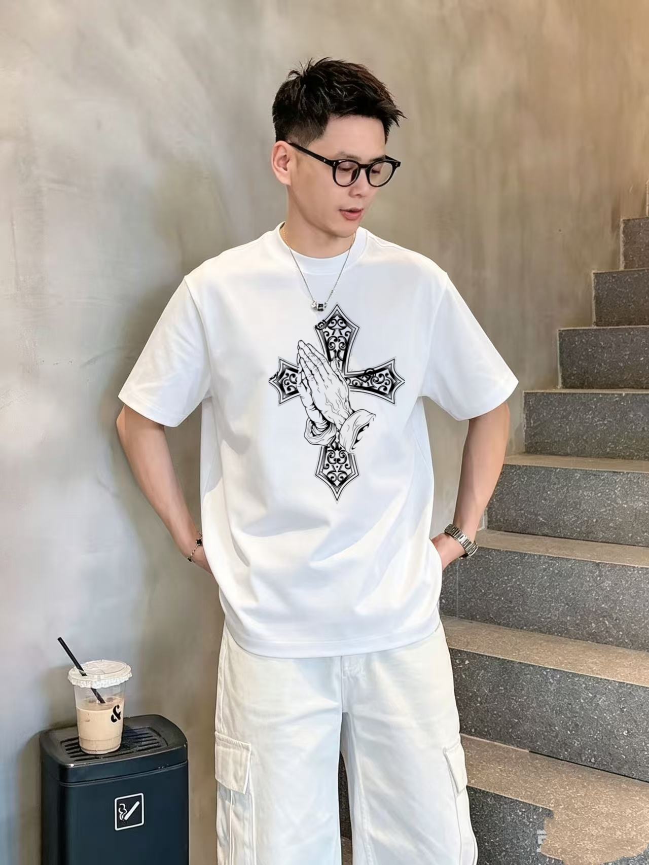 NO:907772,Crow Heart's high-end top-quality goods 2026 spring and summer new debut counter latest short-sleeved round-neck T-shirt, high-end custom design, avant-garde and fashionable!  The brand logo is printed using high-end custom-made 280g double sand pure cotton fabric. It feels soft and comfortable to wear. It has counter-level exquisite stitching and fine workmanship. The upper body effect is incomparably handsome!  A must-have item for men and women alike!  Size M～XXXL When placing an order, please state your height and weight. Wear up to 200 pounds, black and white, chrome hearts, T-shirt, tees, t-shirt,19860909克罗心 高版本顶级货品2026春夏新款首发专柜最新款短袖圆领T恤 高端订制 设计前卫时尚！品牌logo釆用印花工艺 高端定制280克双沙纯棉面料.手感柔软.穿着舒适.专柜级别精致车线.做工精细.上身效果无敌帅气！男女同款情侣必备单品！码数M～XXXL下单报身高体重 最大穿200斤,黑白,,chrome hearts,T-shirt,tees，t-shirt,,Men's clothing