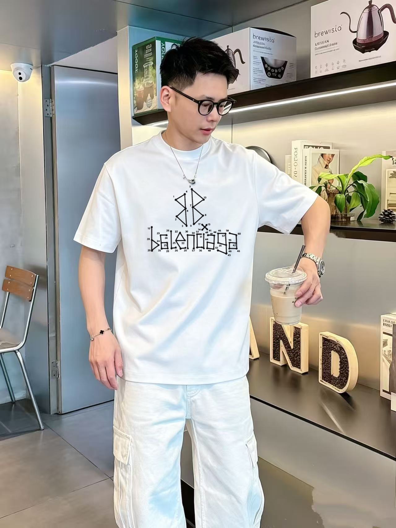 NO:907777,Balenciaga's high-end version of top-notch products 2026 spring and summer new debut counter, the latest short-sleeved round-neck T-shirt, high-end custom design, avant-garde and fashionable!  The brand logo is printed using high-end custom-made 280g double sand pure cotton fabric. It feels soft and comfortable to wear. It has counter-level exquisite stitching and fine workmanship. The upper body effect is incomparably handsome!  A must-have item for men and women alike!  Size M～XXXL. Please state your height and weight when ordering. Wearing up to 200 pounds, black and white, balenciaga, T-shirt, tees, t-shirt,19860909巴黎世家 高版本顶级货品2026春夏新款首发专柜最新款短袖圆领T恤 高端订制 设计前卫时尚！品牌logo釆用印花工艺 高端定制280克双沙纯棉面料.手感柔软.穿着舒适.专柜级别精致车线.做工精细.上身效果无敌帅气！男女同款情侣必备单品！码数M～XXXL下单报身高体重 最大穿200斤,黑白,,balenciaga,T-shirt,tees，t-shirt,,Men's clothing