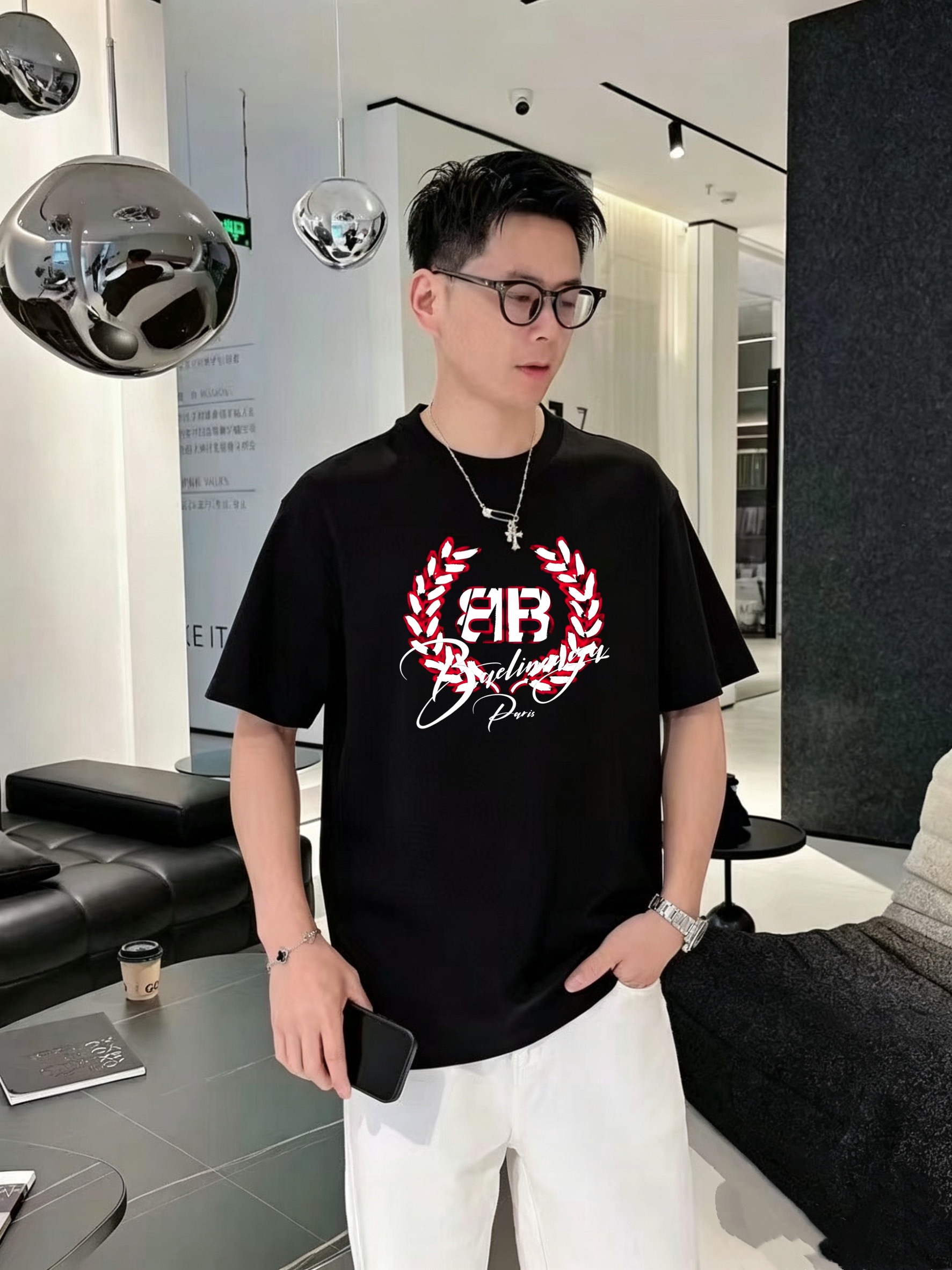 NO:914125,Balenciaga's high-end version of top-notch products 2026 spring and summer new debut counter, the latest short-sleeved round-neck T-shirt, high-end custom design, avant-garde and fashionable!  The brand logo is printed using high-end custom-made 280g double sand pure cotton fabric. It feels soft and comfortable to wear. It has counter-level exquisite stitching and fine workmanship. The upper body effect is incomparably handsome!  A must-have item for men and women alike!  Size M～XXXL. Please state your height and weight when ordering. Wearing up to 200 pounds, black and white, balenciaga, T-shirt, tees, t-shirt,19860909巴黎世家 高版本顶级货品2026春夏新款首发专柜最新款短袖圆领T恤 高端订制 设计前卫时尚！品牌logo釆用印花工艺 高端定制280克双沙纯棉面料.手感柔软.穿着舒适.专柜级别精致车线.做工精细.上身效果无敌帅气！男女同款情侣必备单品！码数M～XXXL下单报身高体重 最大穿200斤,黑白,,balenciaga,T-shirt,tees，t-shirt,,Men's clothing