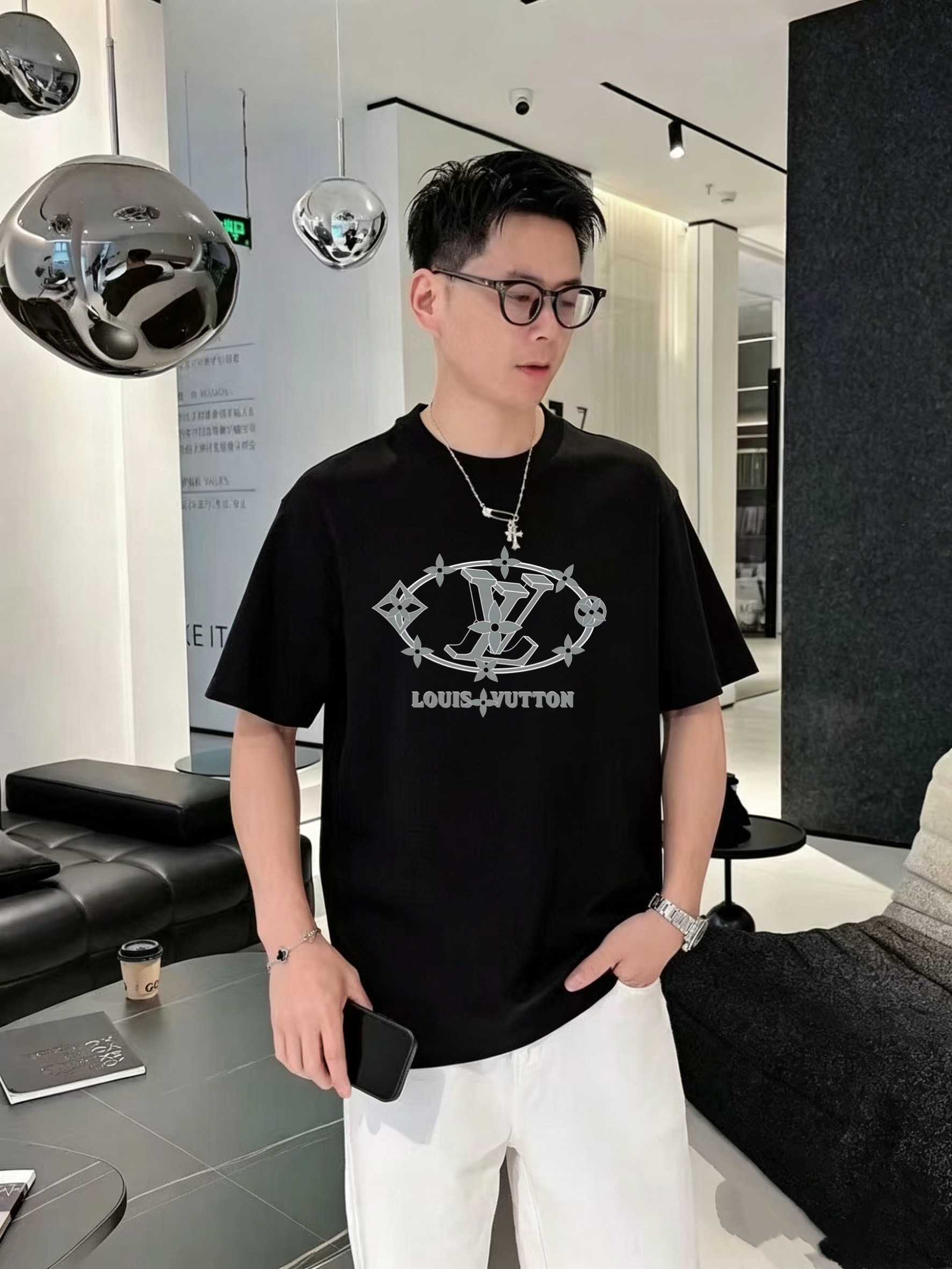 NO:957564,Lv high version top product 2026 spring and summer new debut counter latest short-sleeved round neck T-shirt high-end custom design avant-garde fashion!  The brand logo is printed using high-end custom-made 280g double sand pure cotton fabric. It feels soft and comfortable to wear. It has counter-level exquisite stitching and fine workmanship. The upper body effect is incomparably handsome!  A must-have item for men and women alike!  Size M～XXXL. Please state your height and weight when placing an order. Maximum wearing weight is 200 pounds. Black and white, Louis Vuitton, T-shirt, tees, t-shirt,19860909Lv 高版本顶级货品2026春夏新款首发专柜最新款短袖圆领T恤 高端订制 设计前卫时尚！品牌logo釆用印花工艺 高端定制280克双沙纯棉面料.手感柔软.穿着舒适.专柜级别精致车线.做工精细.上身效果无敌帅气！男女同款情侣必备单品！码数M～XXXL下单报身高体重 最大穿200斤,黑白,,louis vuitton,T-shirt,tees，t-shirt,,Men's clothing