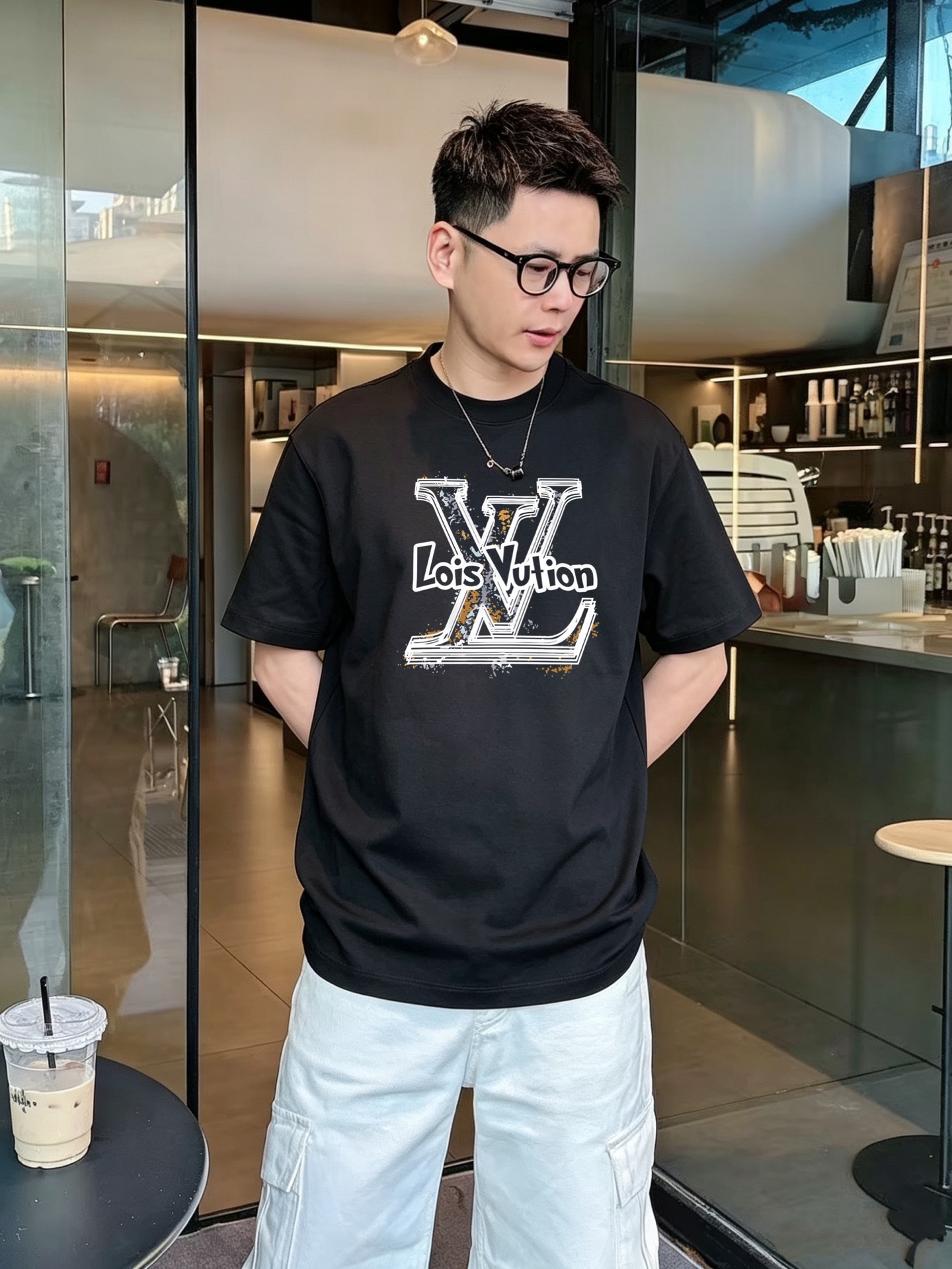 NO:914128,Lv high version top product 2026 spring and summer new first launch counter latest short-sleeved round neck T-shirt high-end custom design avant-garde fashion!  The brand logo is printed using high-end custom-made 280g double sand pure cotton fabric. It feels soft and comfortable to wear. It has counter-level exquisite stitching and fine workmanship. The upper body effect is incomparably handsome!  A must-have item for men and women alike!  Size M～XXXL Please state your height and weight when placing an order. Maximum wearing weight is 200 pounds. Black and white, Louis Vuitton, T-shirt, tees, t-shirt,19860909Lv 高版本顶级货品2026春夏新款首发专柜最新款短袖圆领T恤 高端订制 设计前卫时尚！品牌logo釆用印花工艺 高端定制280克双沙纯棉面料.手感柔软.穿着舒适.专柜级别精致车线.做工精细.上身效果无敌帅气！男女同款情侣必备单品！码数M～XXXL下单报身高体重 最大穿200斤,黑白,,louis vuitton,T-shirt,tees，t-shirt,,Men's clothing