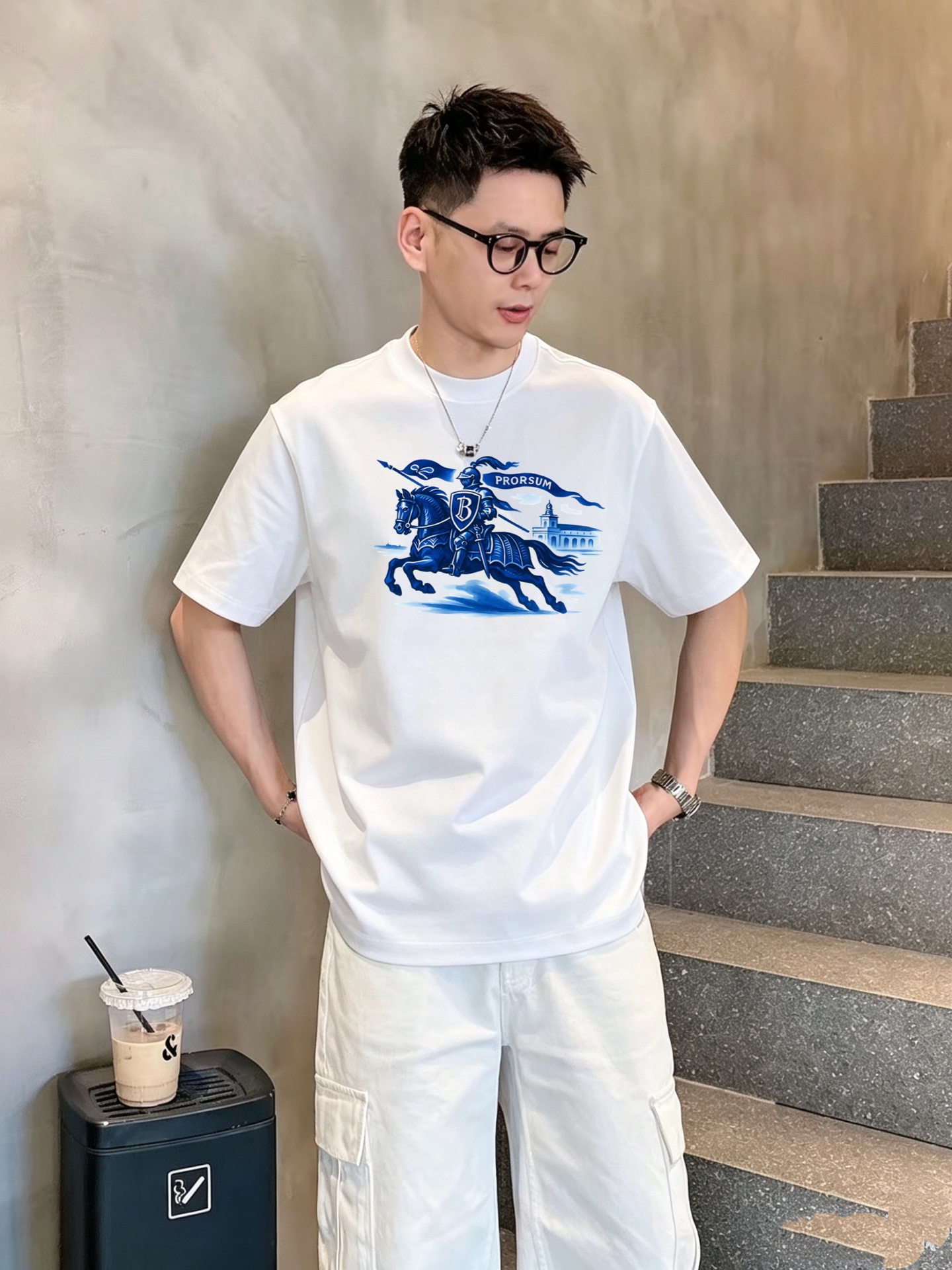 NO:957556,Burberry's high-end version of top-quality goods 2026 spring and summer new debut counter latest short-sleeved round neck T-shirt high-end custom design avant-garde fashion!  The brand logo is printed using high-end custom-made 280g double sand pure cotton fabric. It feels soft and comfortable to wear. It has counter-level exquisite stitching and fine workmanship. The upper body effect is incomparably handsome!  A must-have item for men and women alike!  Size M～XXXL. Please state your height and weight when ordering. Wear up to 200 pounds, black and white, burberry, T-shirt, tees, t-shirt,19860909巴宝利 高版本顶级货品2026春夏新款首发专柜最新款短袖圆领T恤 高端订制 设计前卫时尚！品牌logo釆用印花工艺 高端定制280克双沙纯棉面料.手感柔软.穿着舒适.专柜级别精致车线.做工精细.上身效果无敌帅气！男女同款情侣必备单品！码数M～XXXL下单报身高体重 最大穿200斤,黑白,,burberry,T-shirt,tees，t-shirt,,Men's clothing